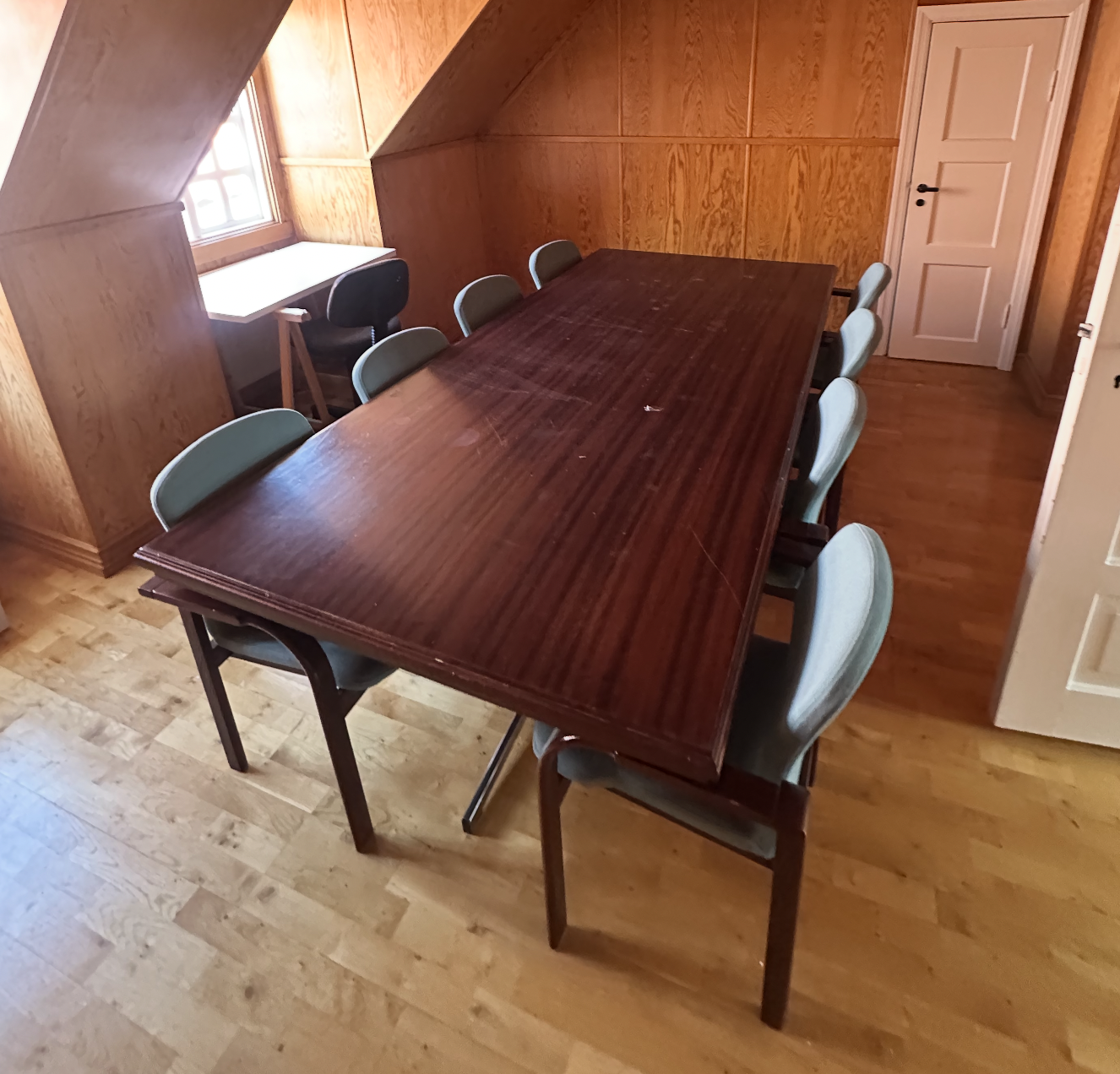 SELT / SOLD Fundarstólar 4
