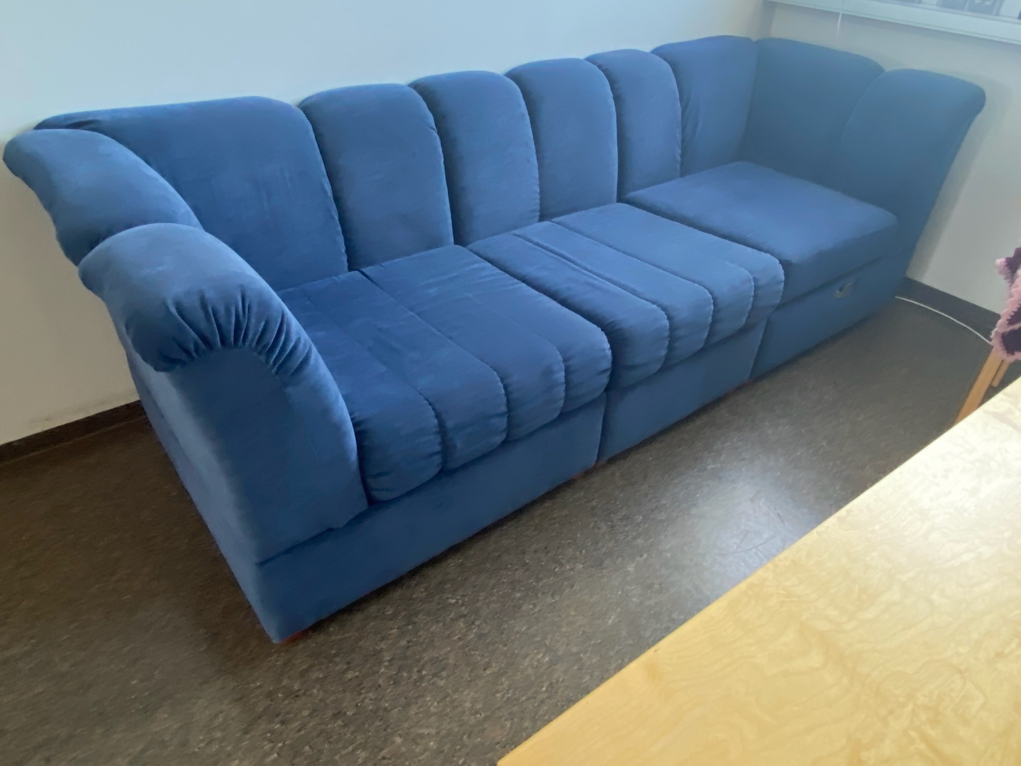 SELT / SOLD Velvet sófi, blár, 3ja sæta - Alþingi 8
