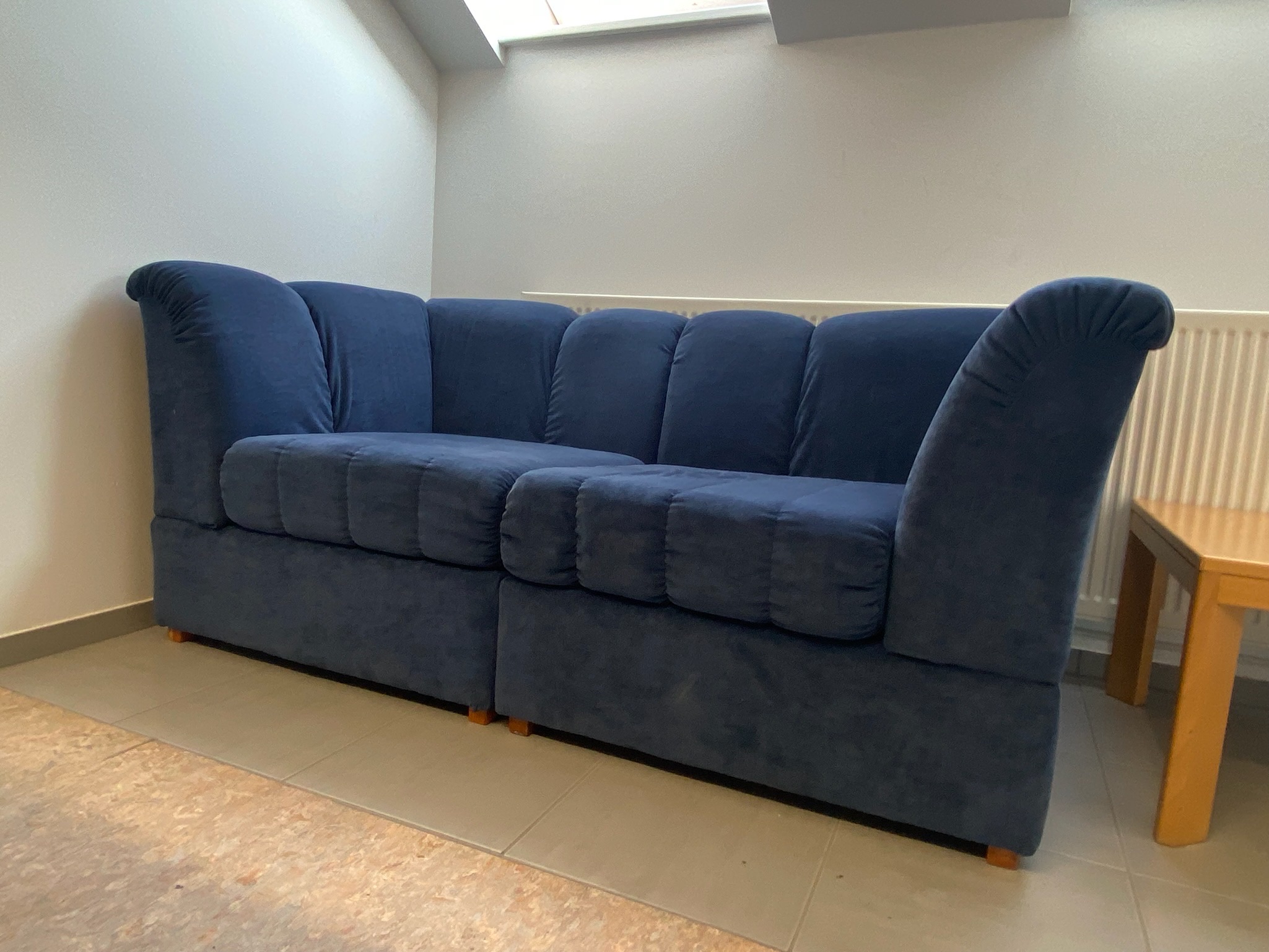 SELT / SOLD Velvet blár sófi 2ja manna 5