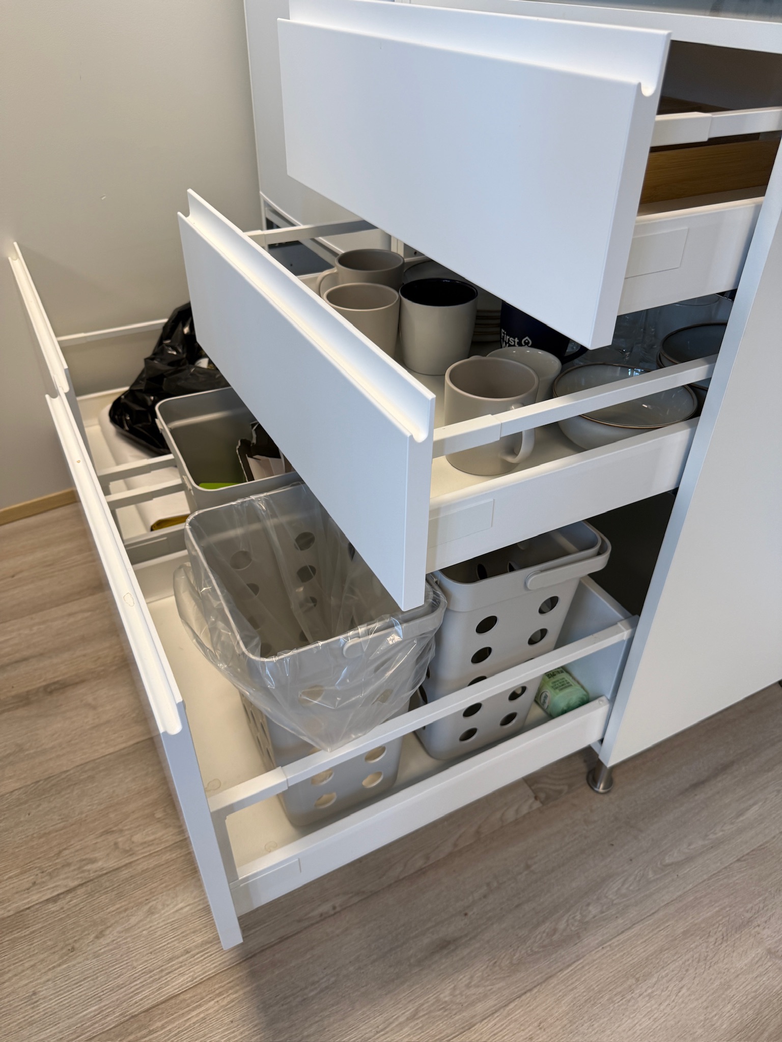 SELT / SOLD IKEA innrétting með Logik kæliskáp, H236xB121sm. 8