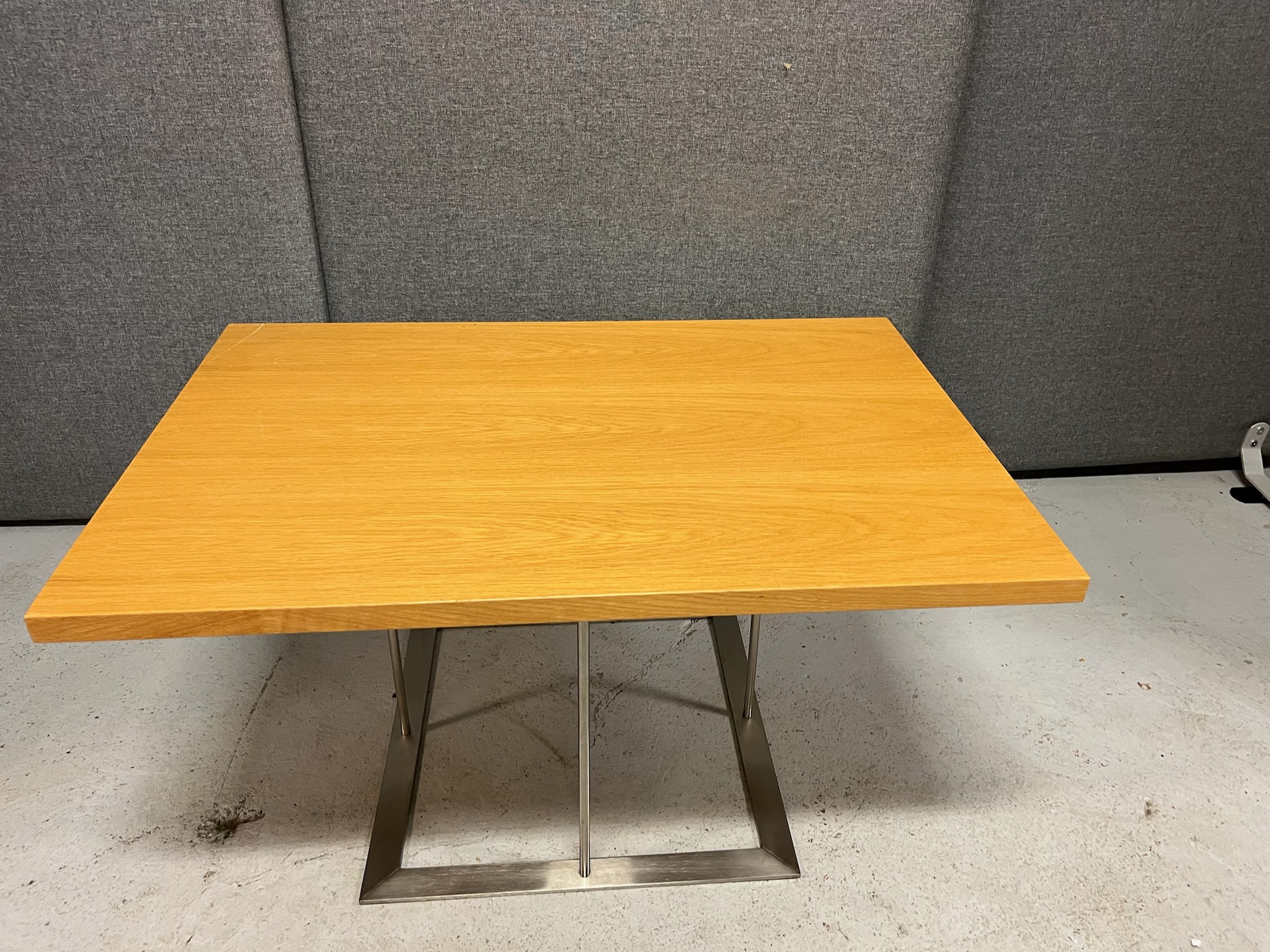 SELT / SOLD Stofuborð, B90 x D60 x H48 sm. 2