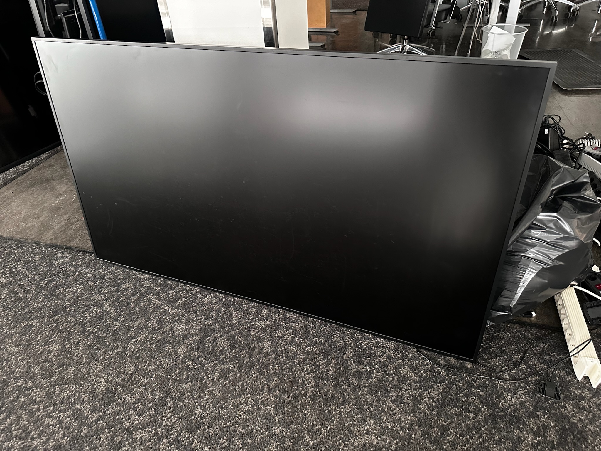 SELT / SOLD -Samsung QMR upplýsingaskjár, 65'', 4K - 16 tíma notkun á sólarhring 4