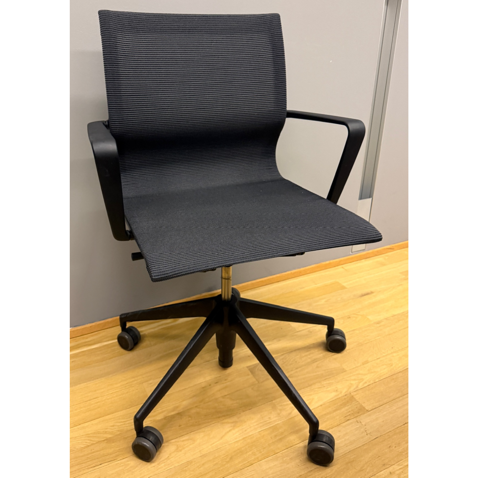 SELT / SOLD Vitra stóll frá Pennanum