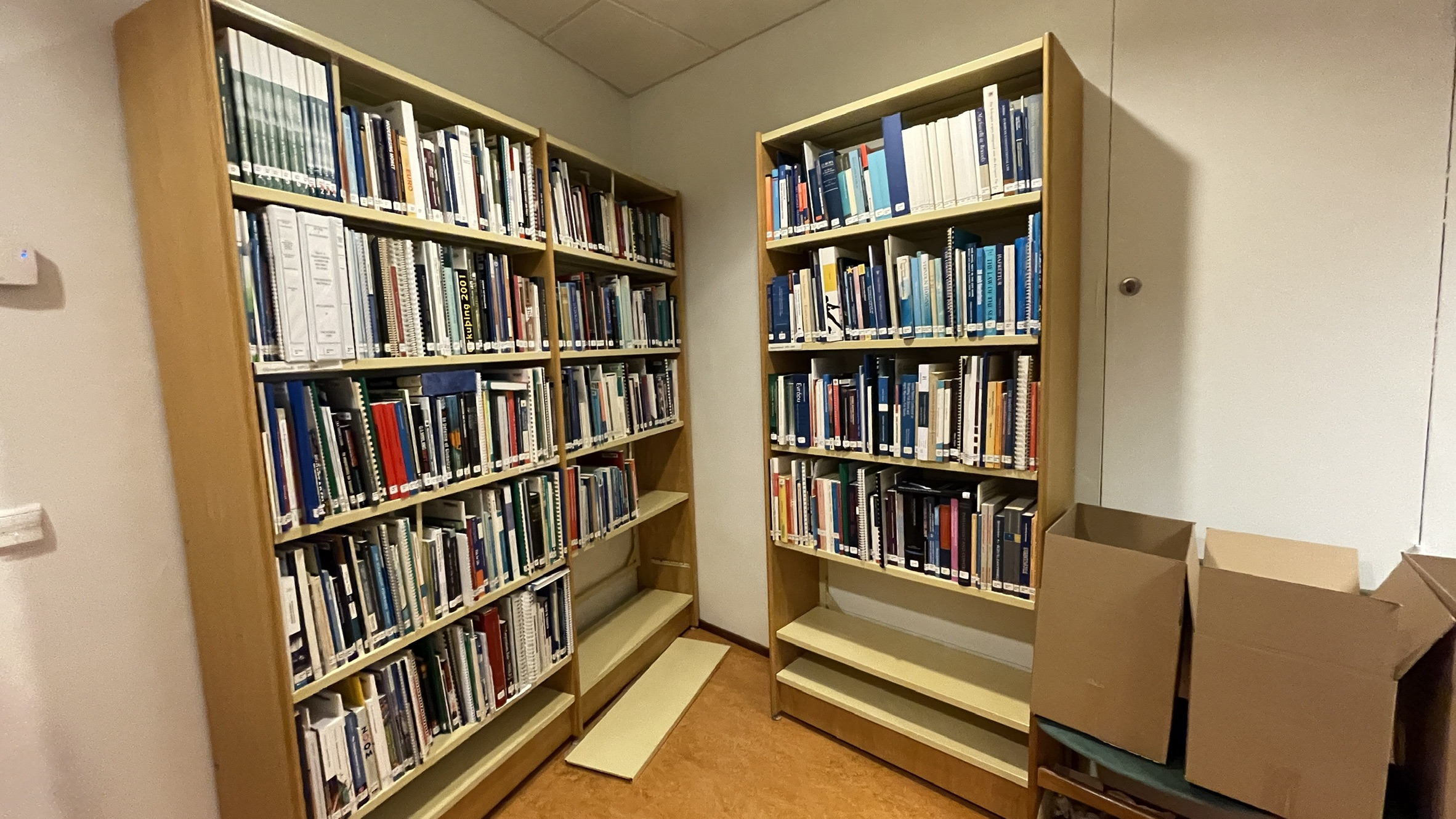 SELT / SOLD Bókahillur sterkbyggðar, H220 x B90 - um 25 lengdarmetrar til - 2