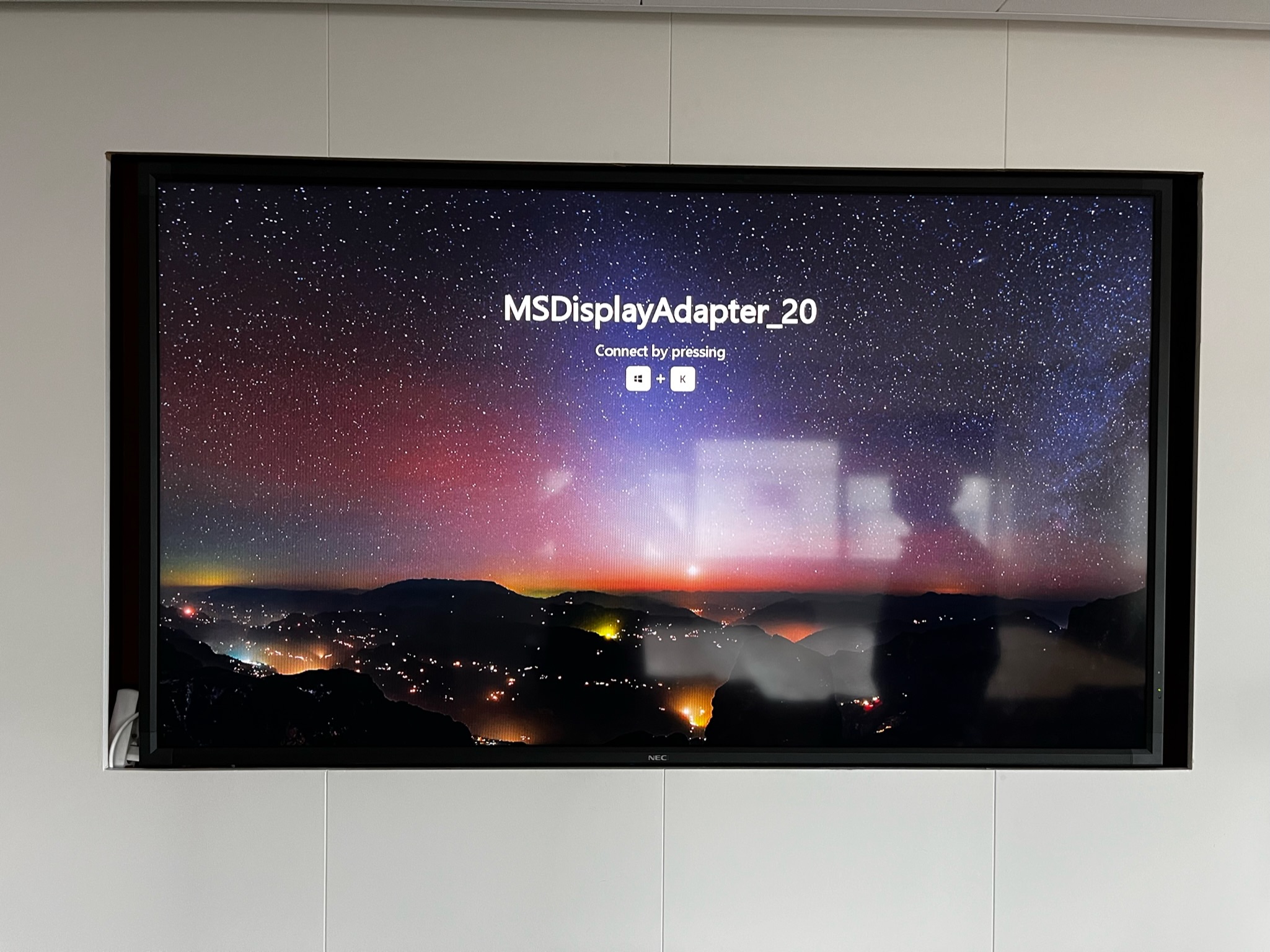 SELT / SOLD NEC upplýsingaskjár - 83'' 4