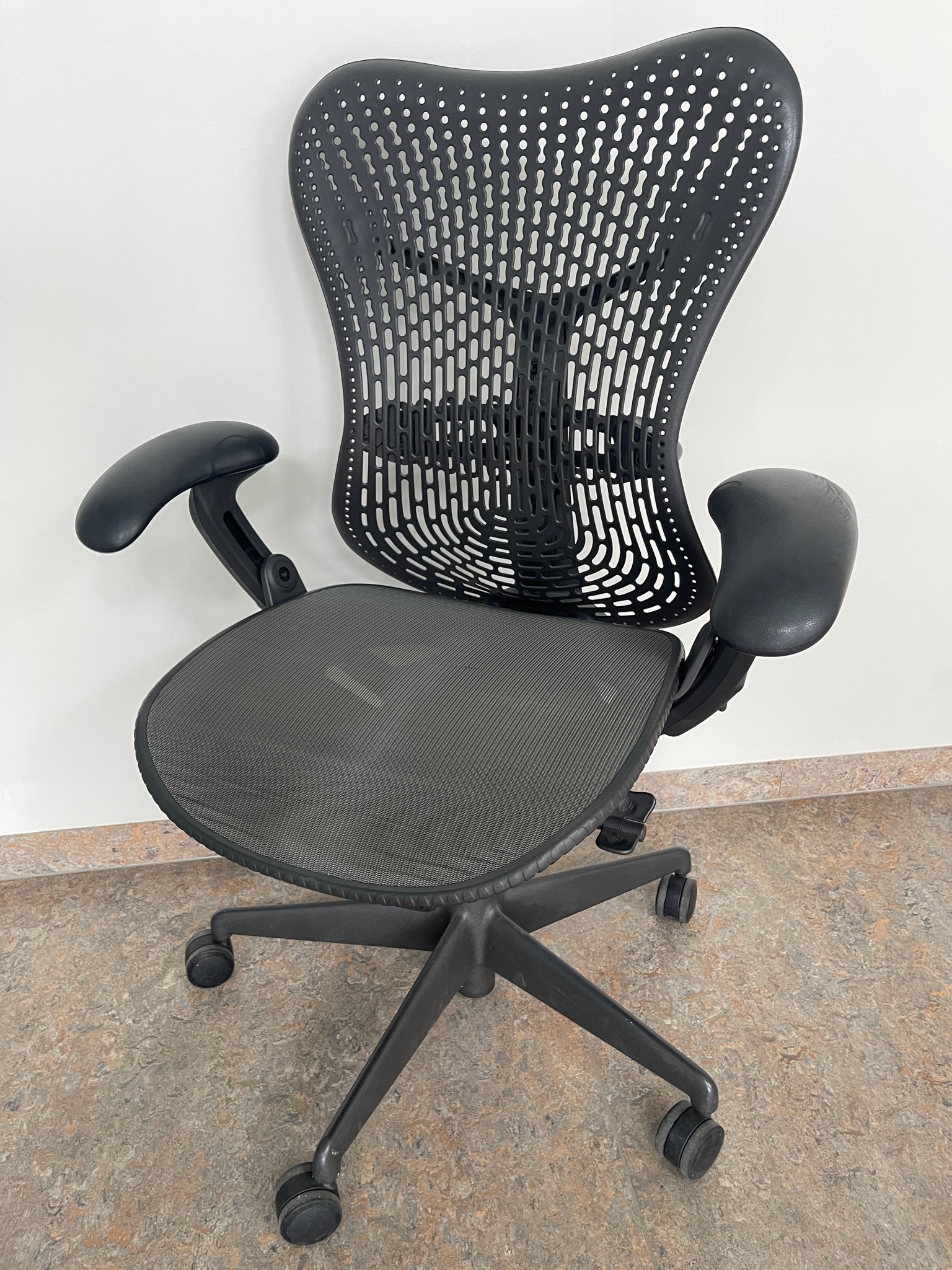 SELT / SOLD Herman Miller (Mirra)