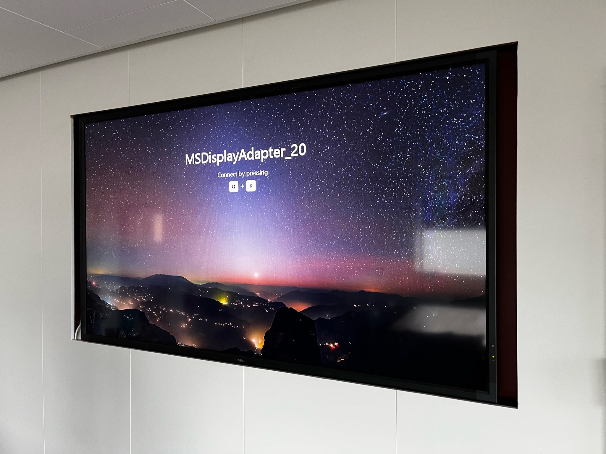 SELT / SOLD NEC upplýsingaskjár - 83''