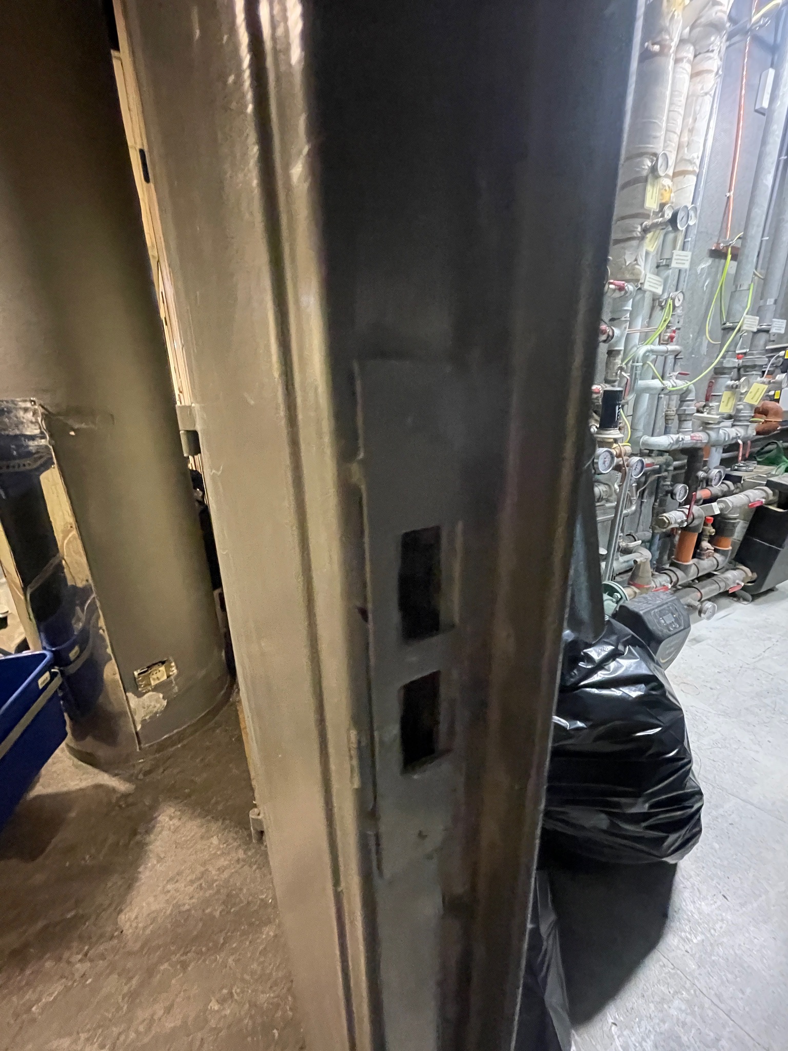SELT / SOLD Eldvarnarhurð tvöföld í ramma með pumpu, H204,5 x B158,5 x Þ28 6