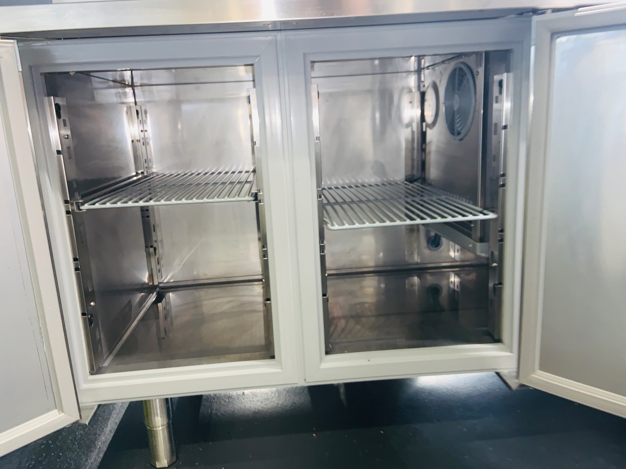 Selt/Endurnýtt-CombiSteel salat/pitsuprepborð + 3 kælihólf 7