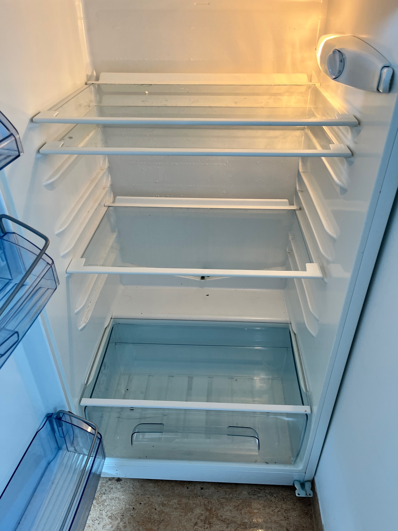 SELT / SOLD - AEG Ísskápur m/frysti - 160 sm. 3
