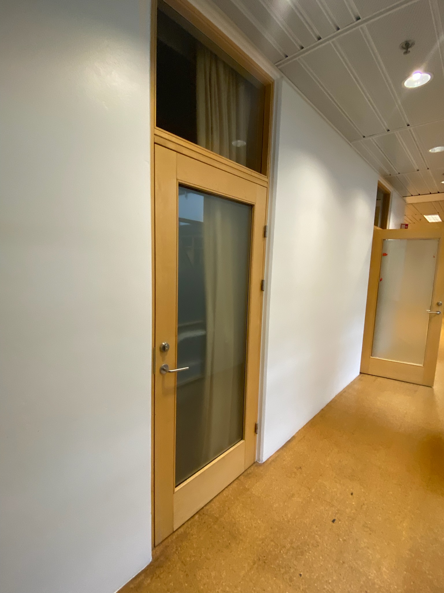 SELT / SOLD Viðarhurðir með pumpu og læsingu (2 stk.)
