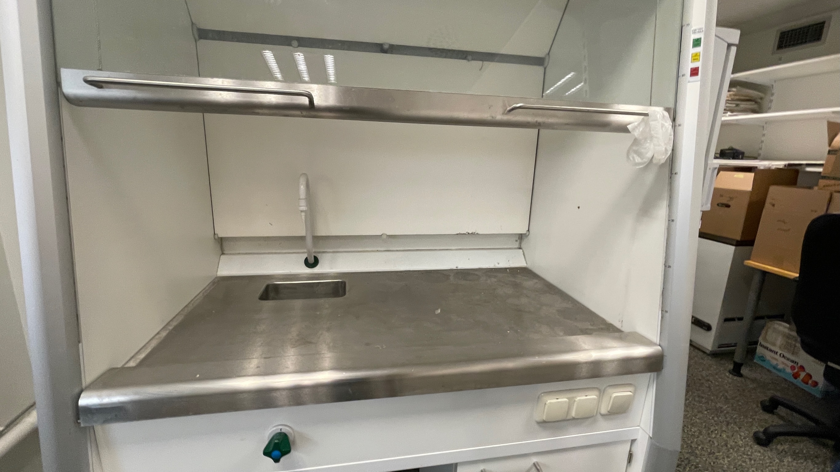 SELT / SOLD Stinkskápur / Fume cupboard 4