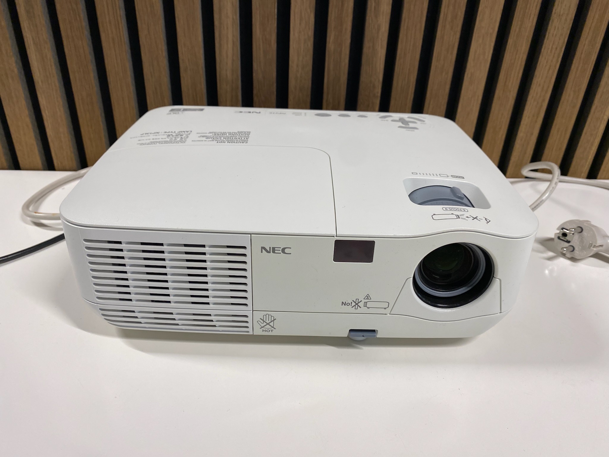 SELT / SOLD NEC NP216 skjávarpi