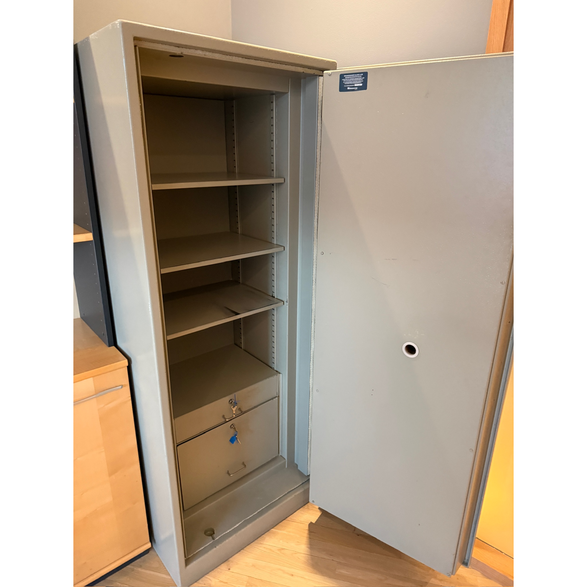SELT / SOLD - Skandex verðmætaskápur, eldvarinn í 90 min., H175xB68xD60sm. 2