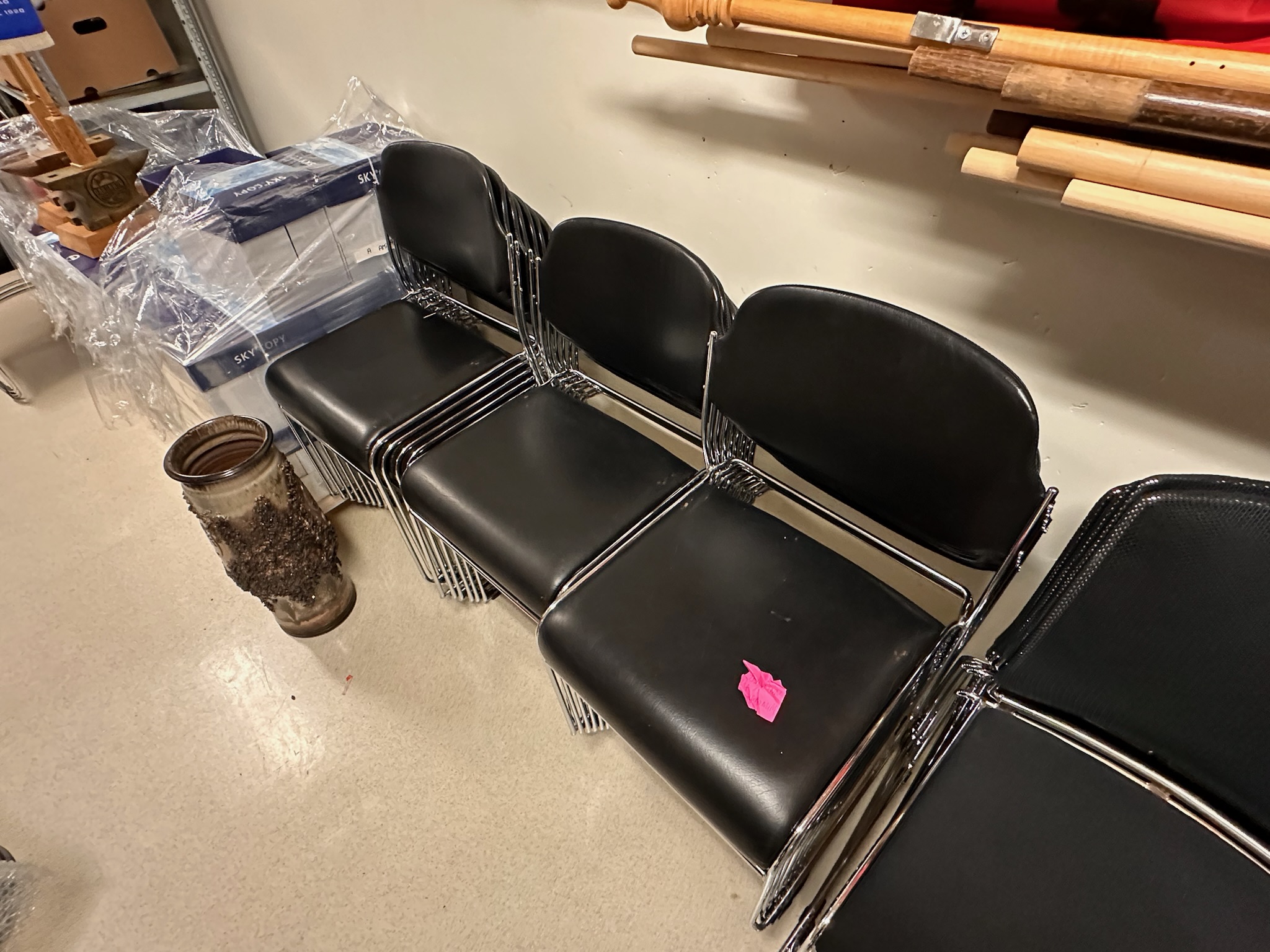 SELT / SOLD Leðurstólar svartir staflanlegir 5