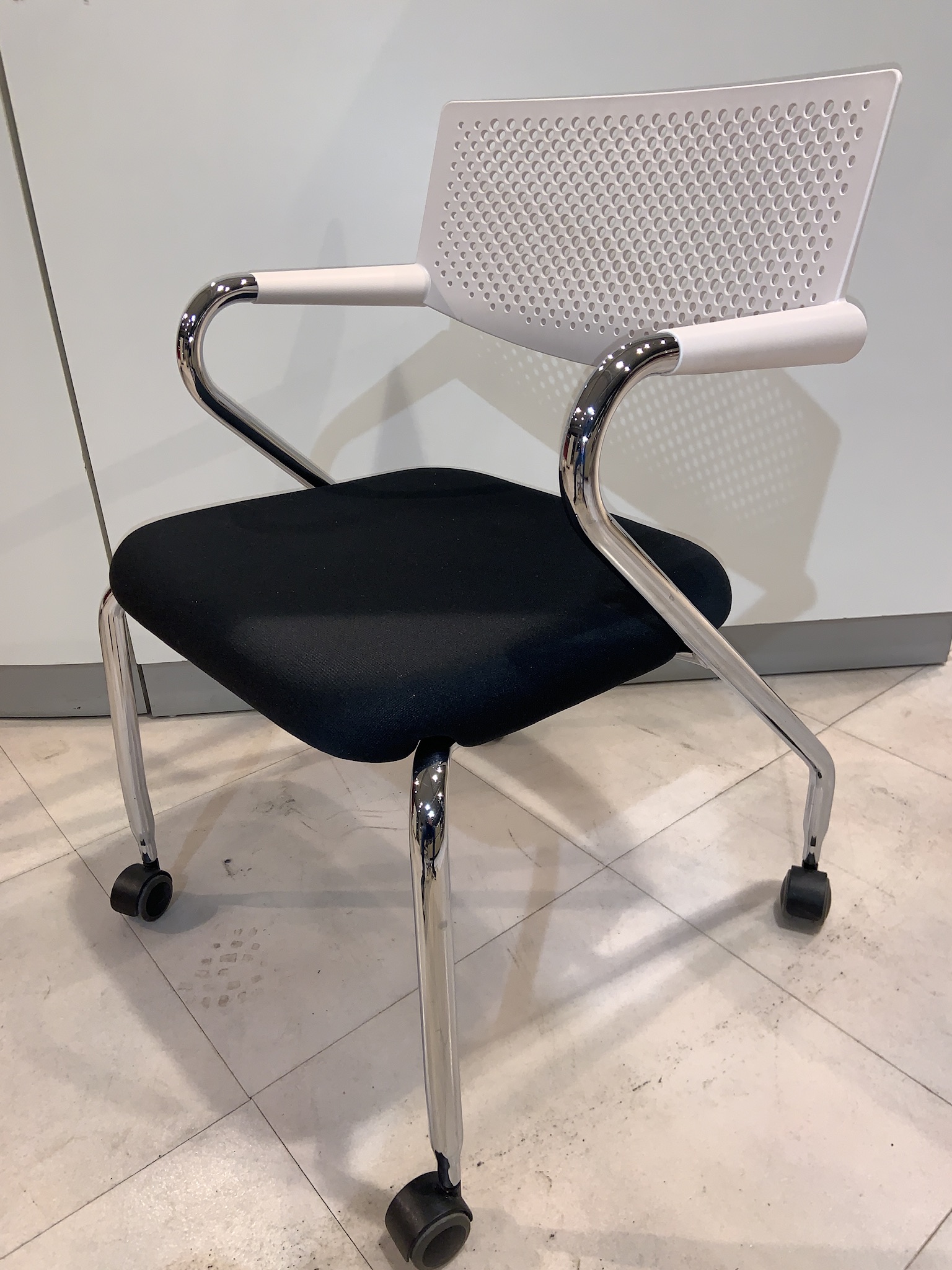 SELT / SOLD Vitra fundarstólar á hjólum frá Pennanum 12