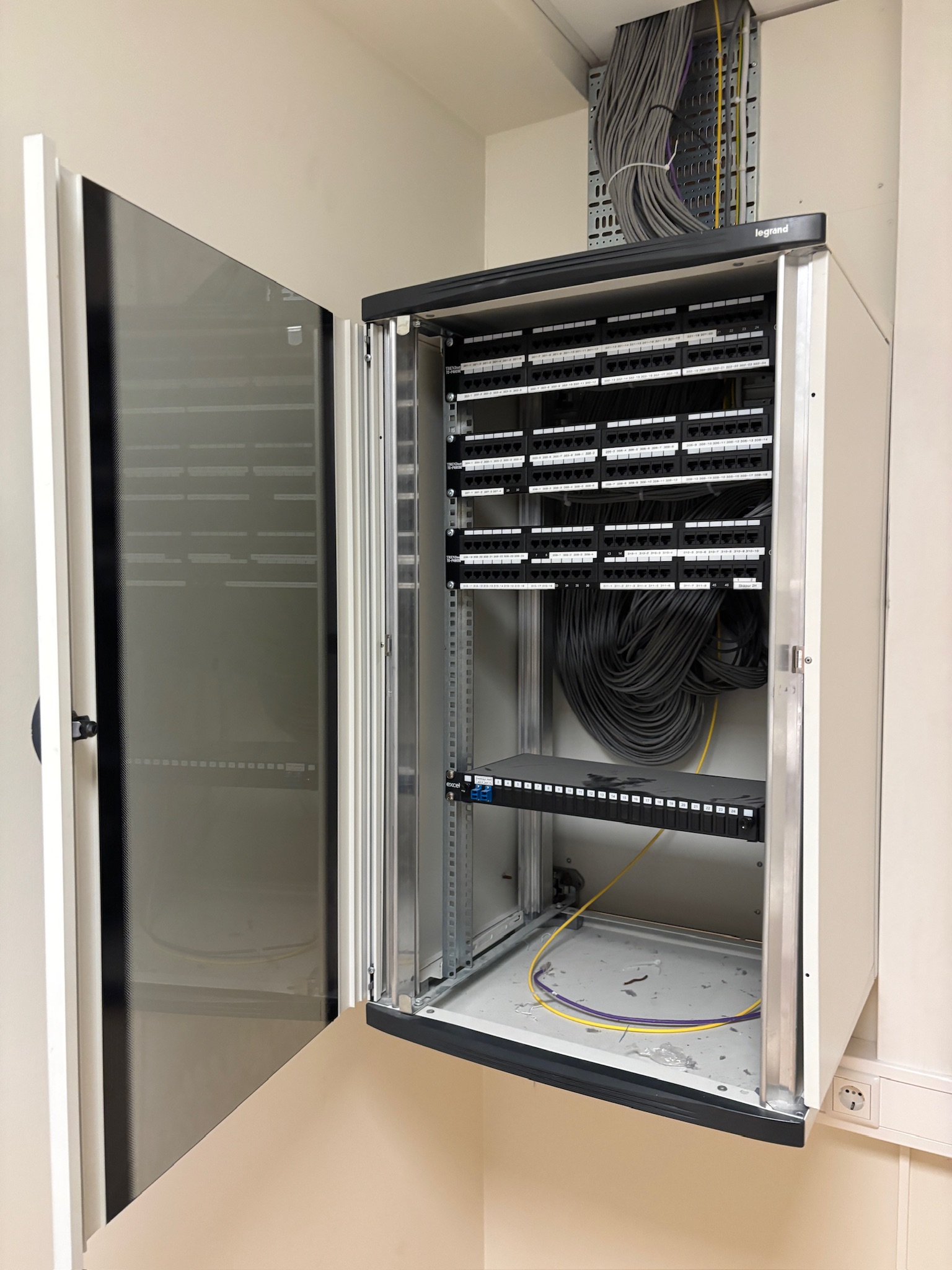 SELT / SOLD Legrand tölvuskápur frá Ískraft, 19'' rekki, 21u 2