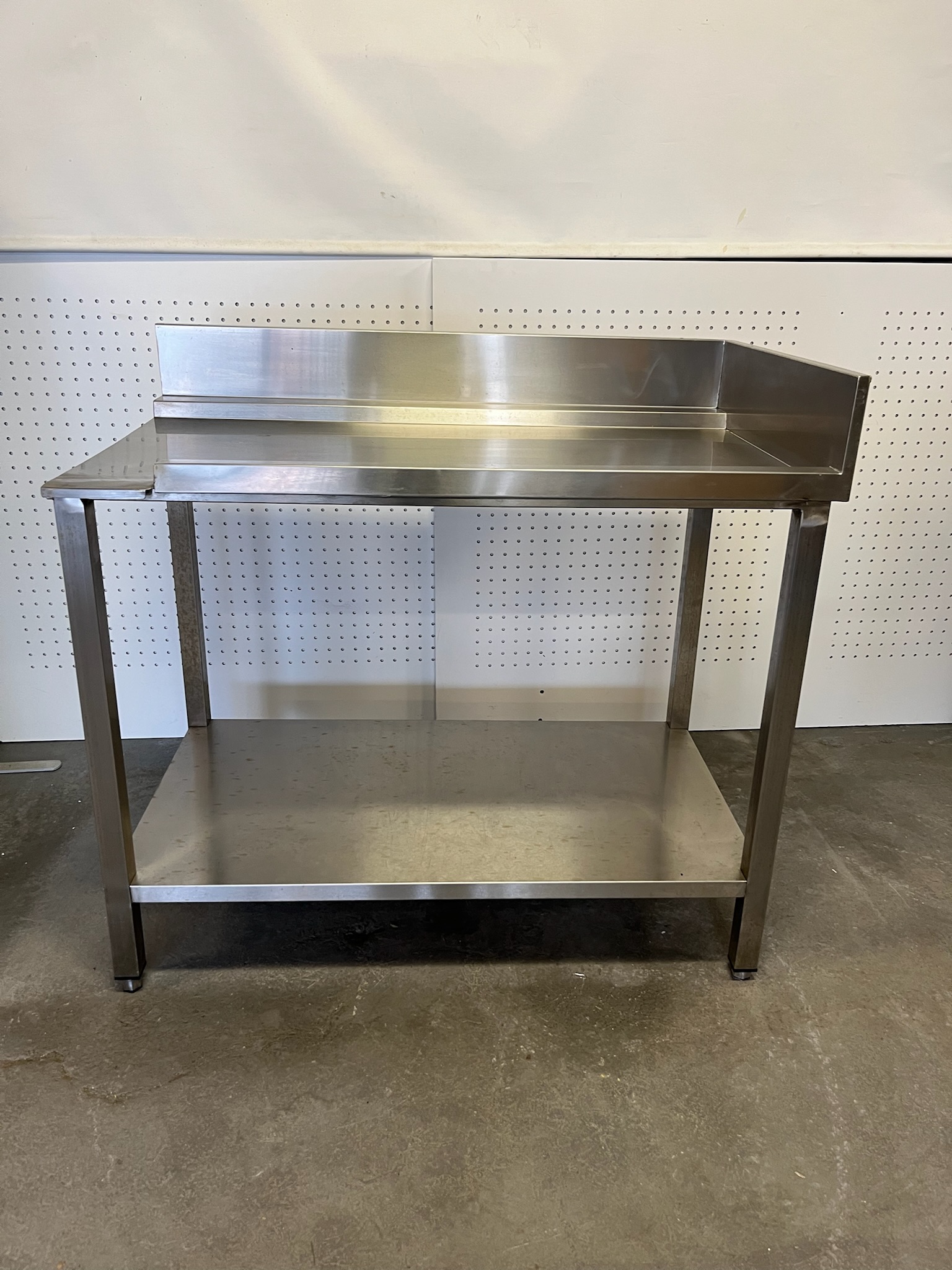 SELT / SOLD Stálborð með kanti, B110xD65xH85sm.