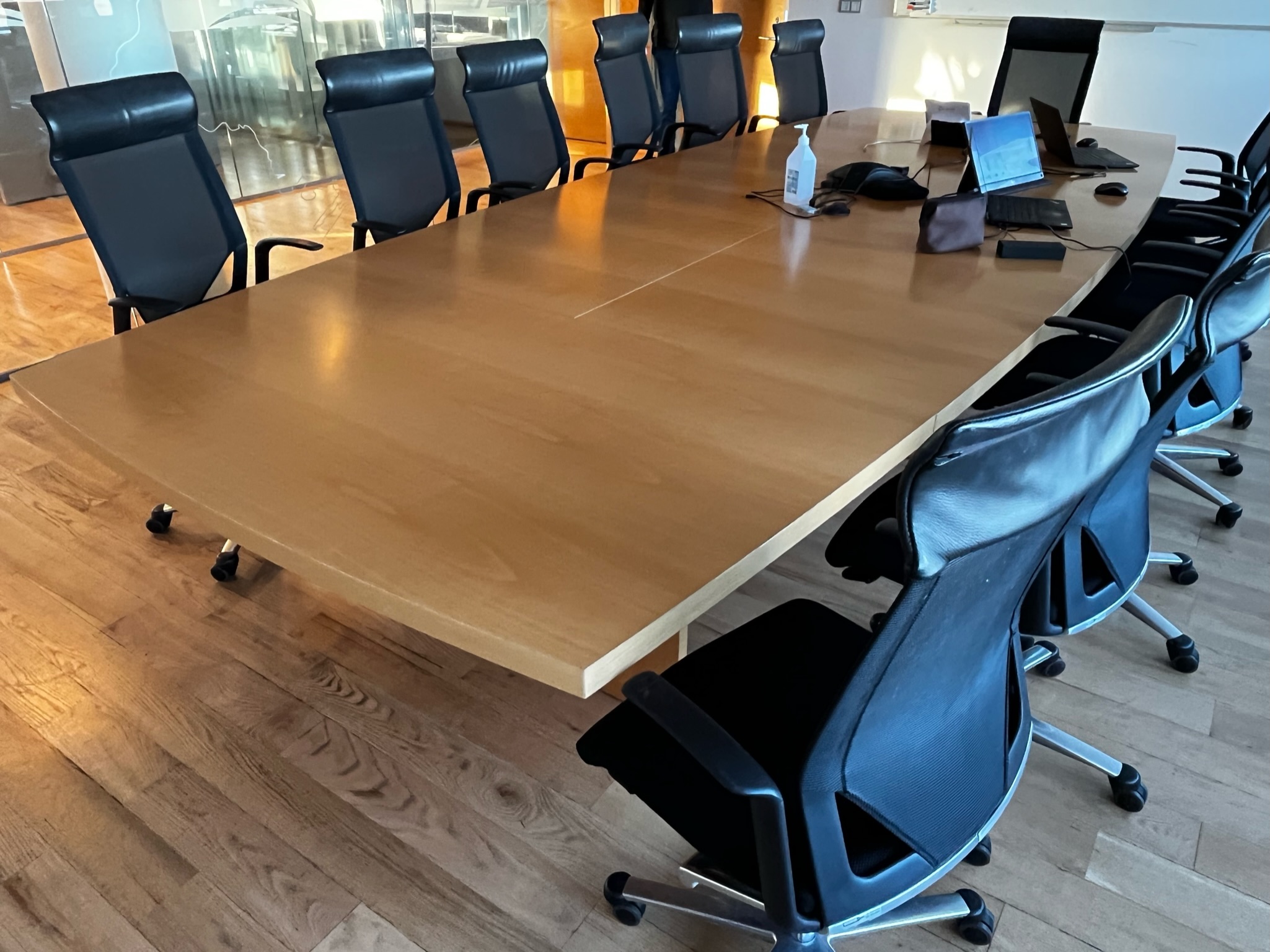 Fundarborð 12 til 14 manna 320 sm. m.Crestron búnaði 12