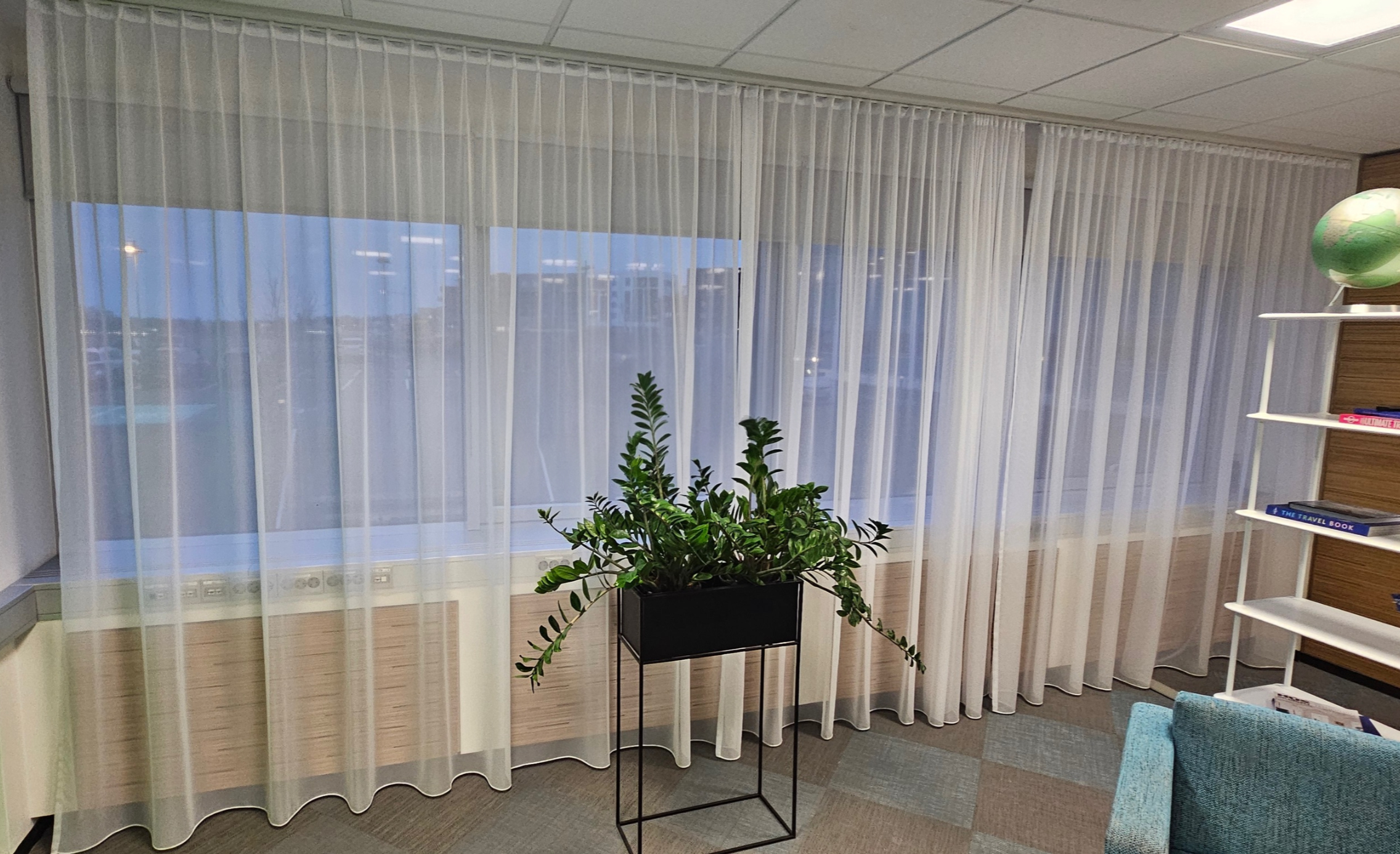 SELT / SOLD Gardínur á braut, Hæð 260 sm. (15-20m.) 2