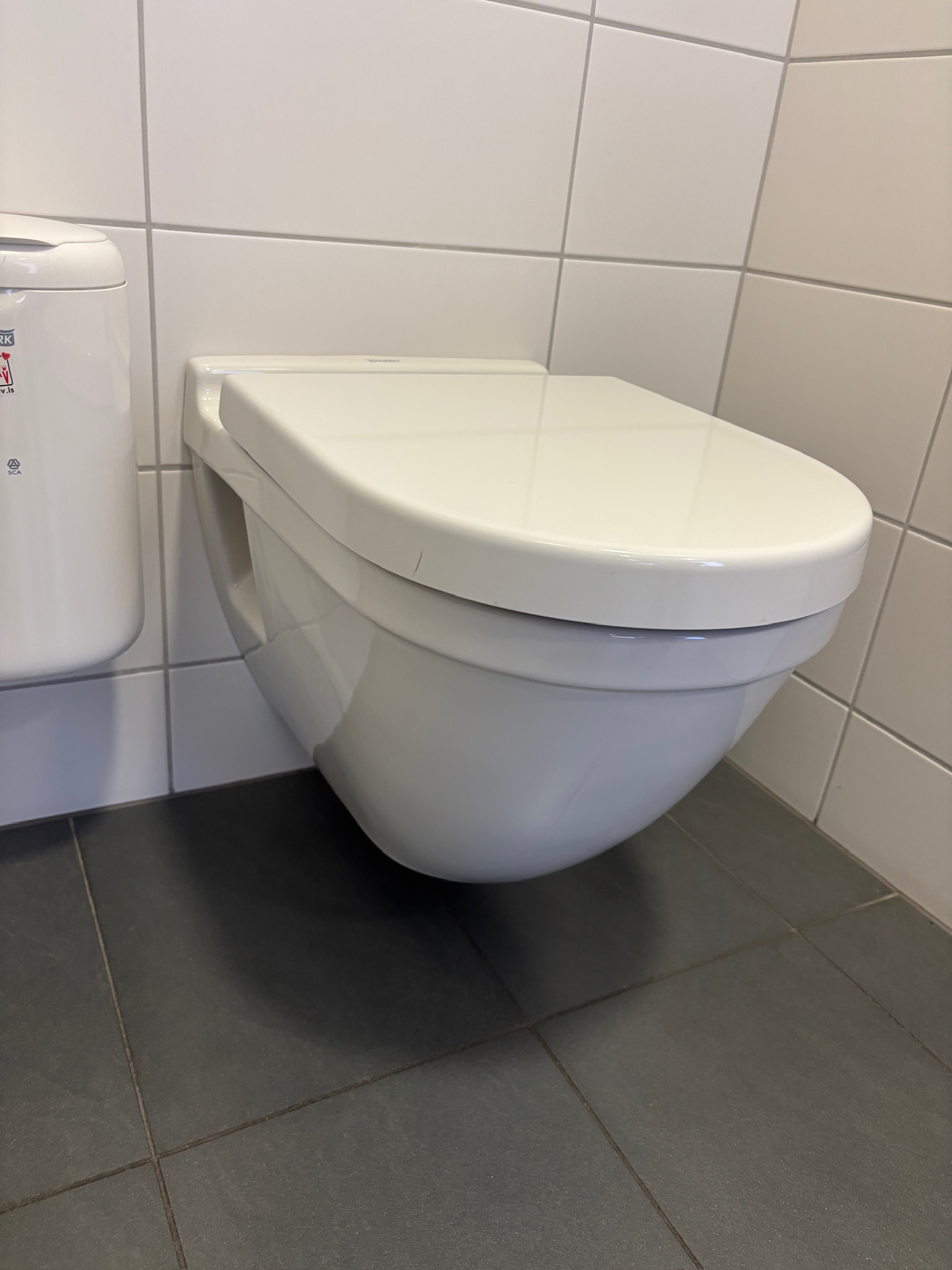 SELT / SOLD vegghengt salerni / WC / klósett með hæglokandisetu (3 stk.) 2