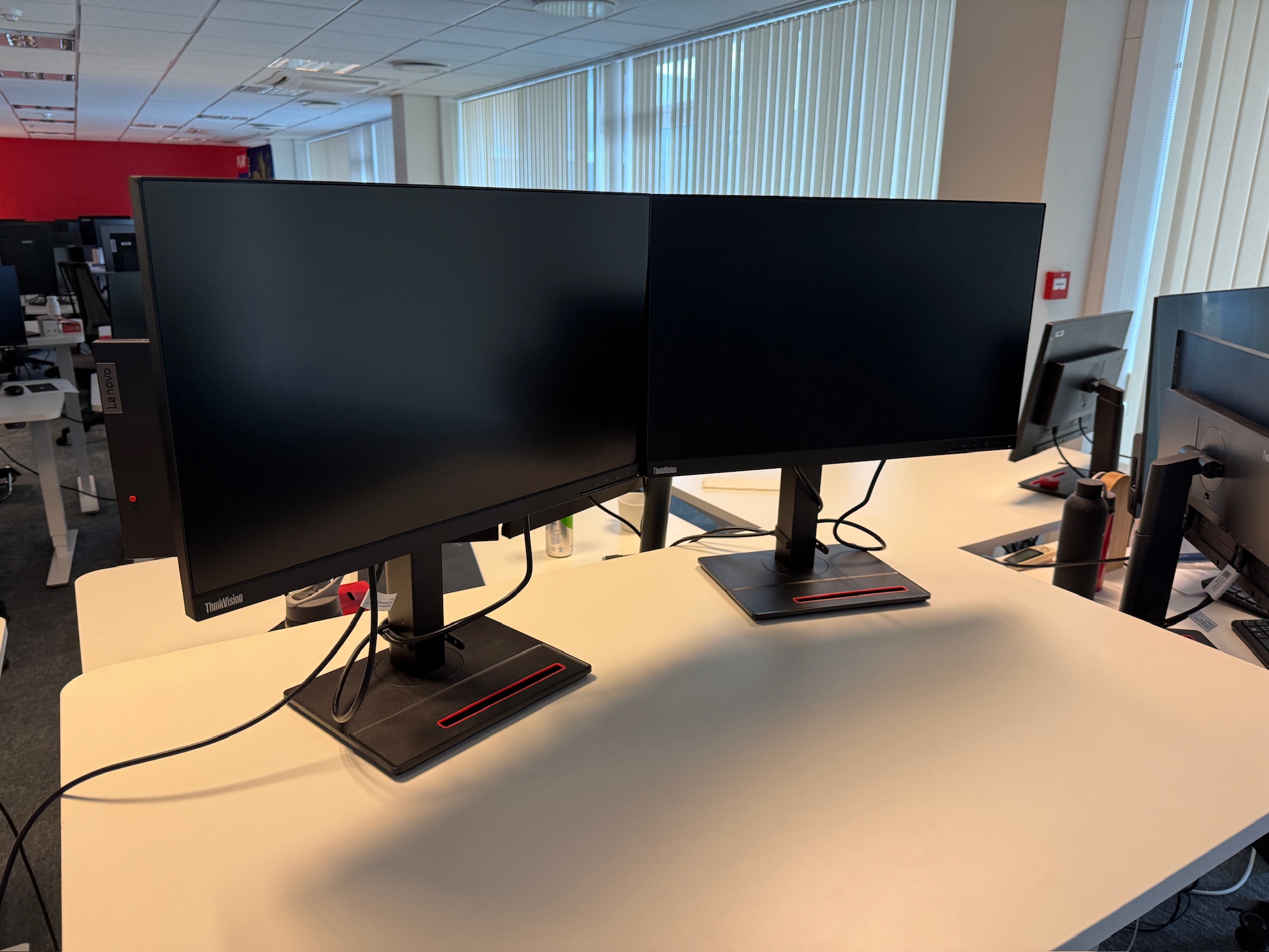 SELT / SOLD Lenovo ThinkVision tölvuskjár, 23,8", 2560x1440p - PLAY 10