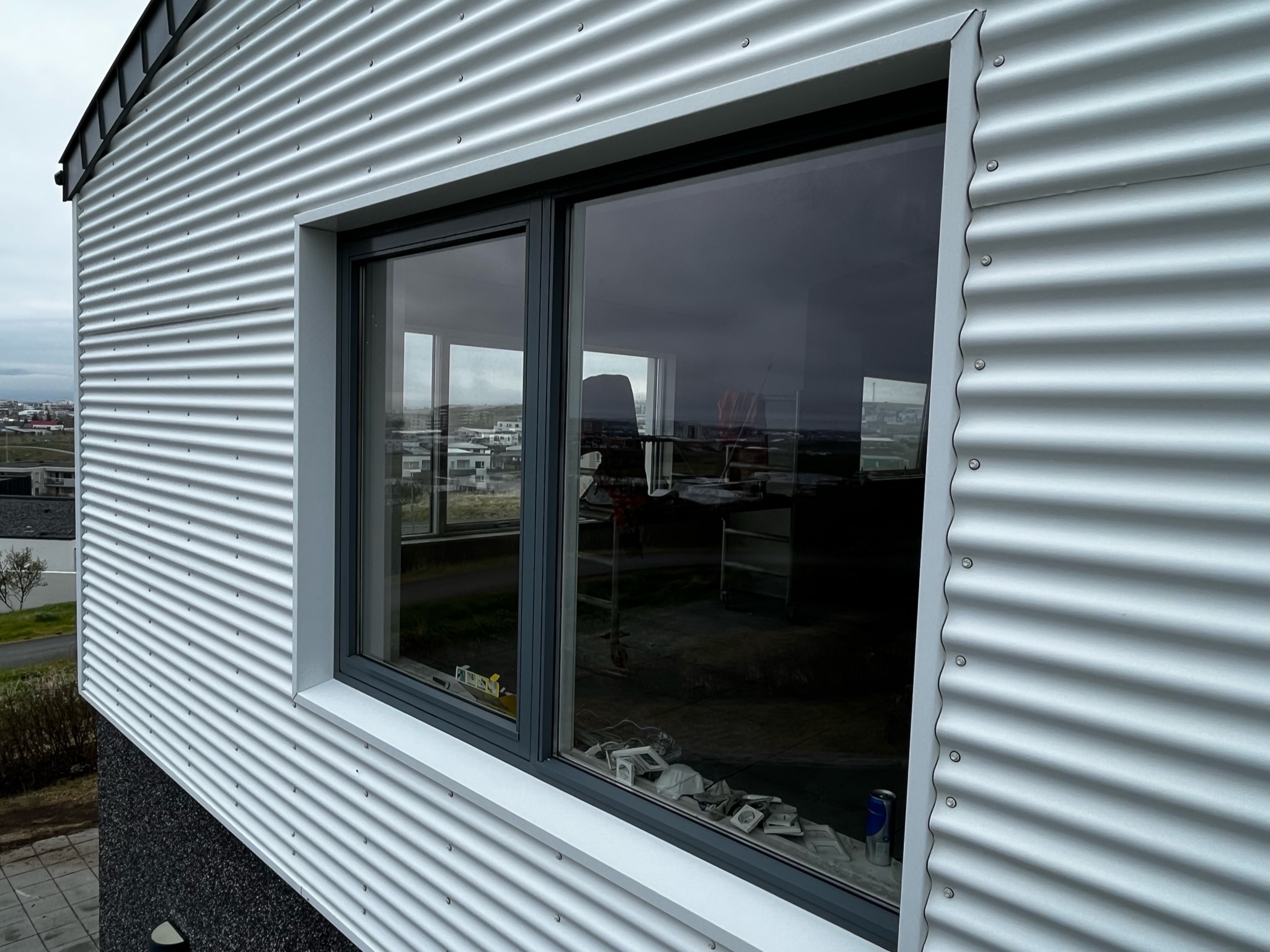 SELT / SOLD - Vandaðir gluggar - opnanlegt fag - 220 sm. 2