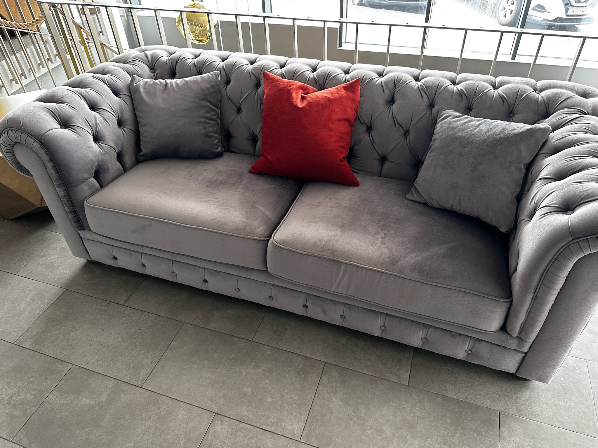 SELT / SOLD - Cupon chesterfield sófi, B230 x D100 x H78 sm.