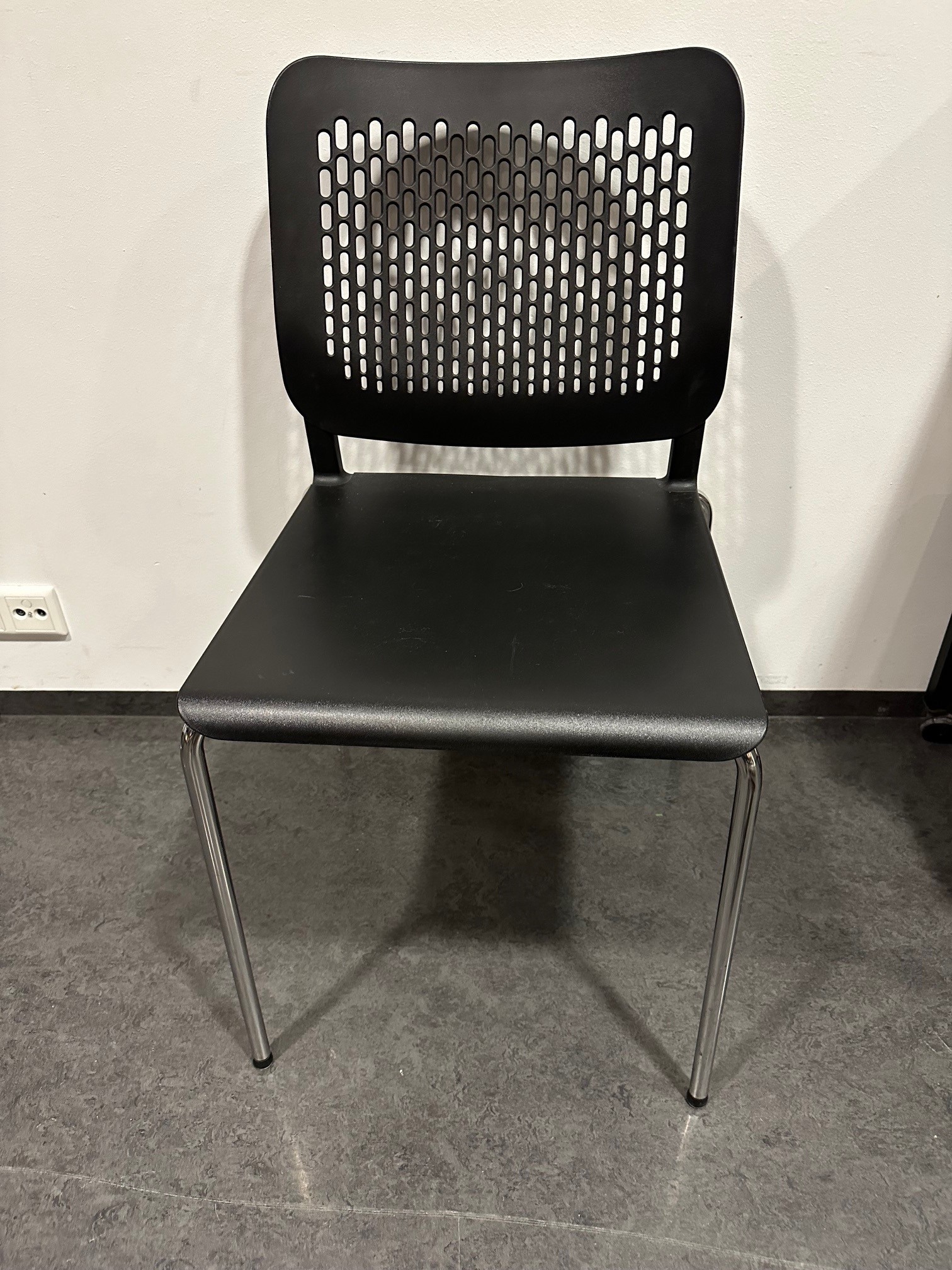 SELT / SOLD Stílhreinir eldhússtólar, svartir - staflanlegir (33 stk.)