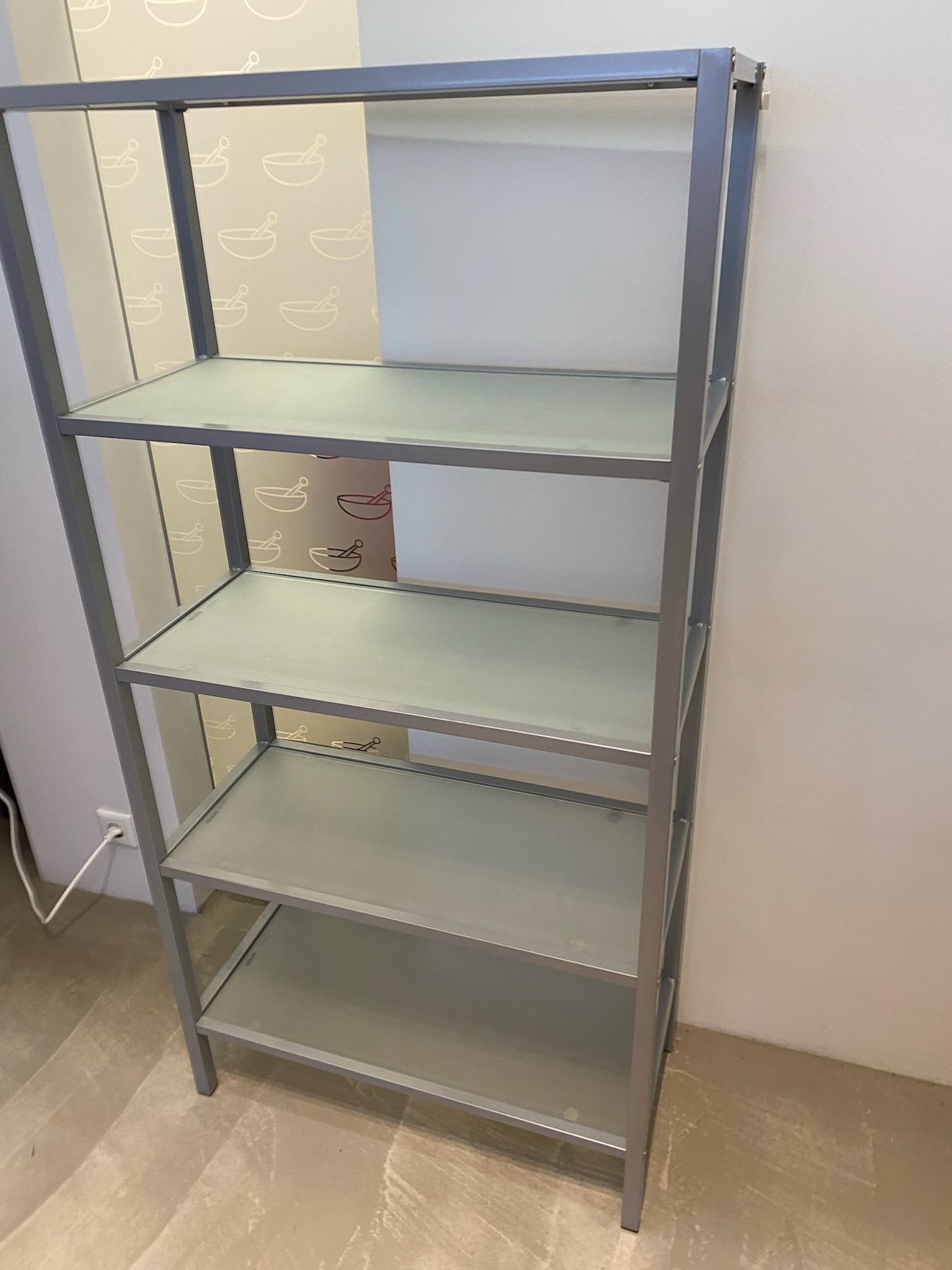 SELT / SOLD Hillueining með gler hillum 3