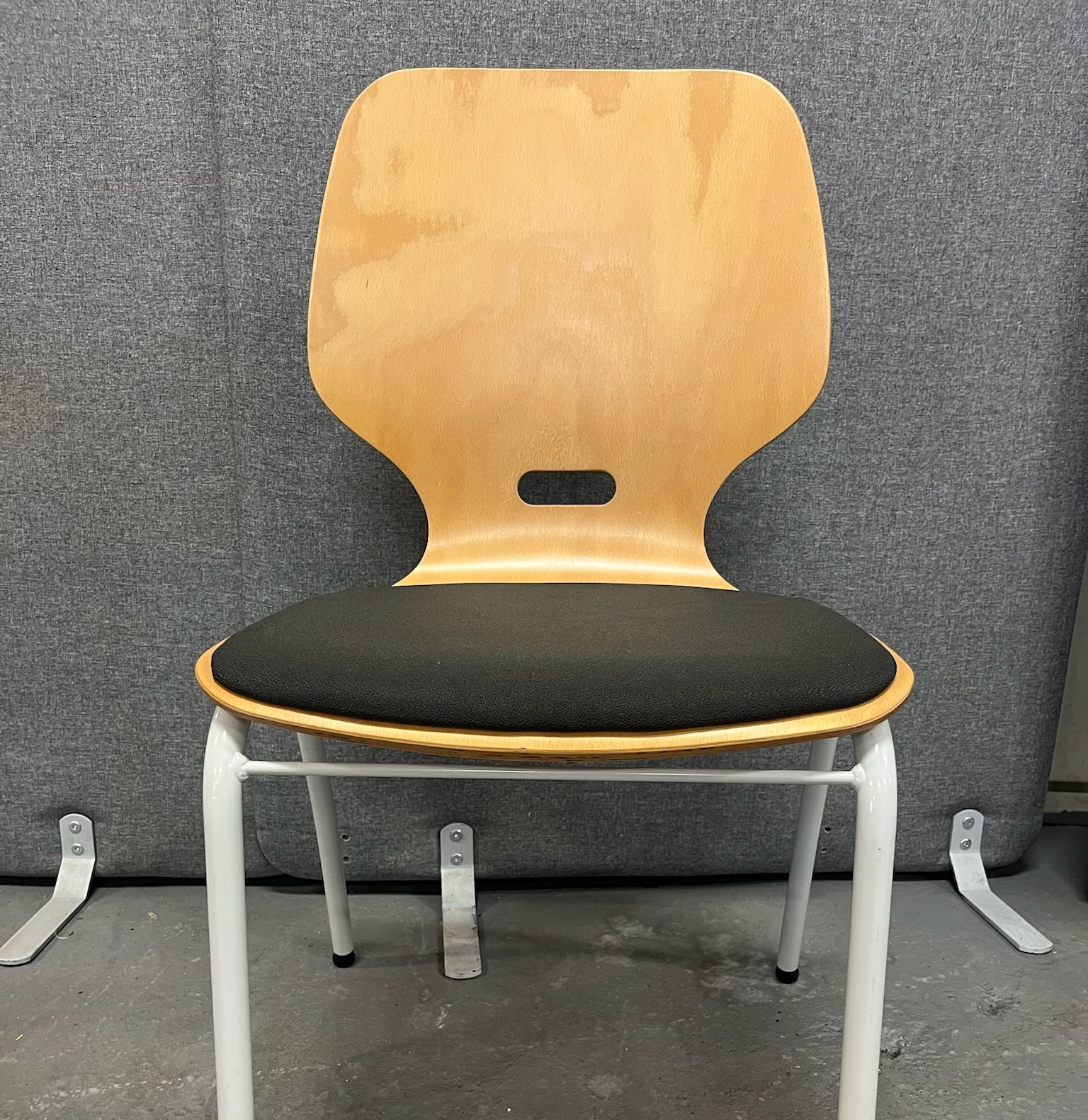 SELT / SOLD Viðarstóll m.tausetu