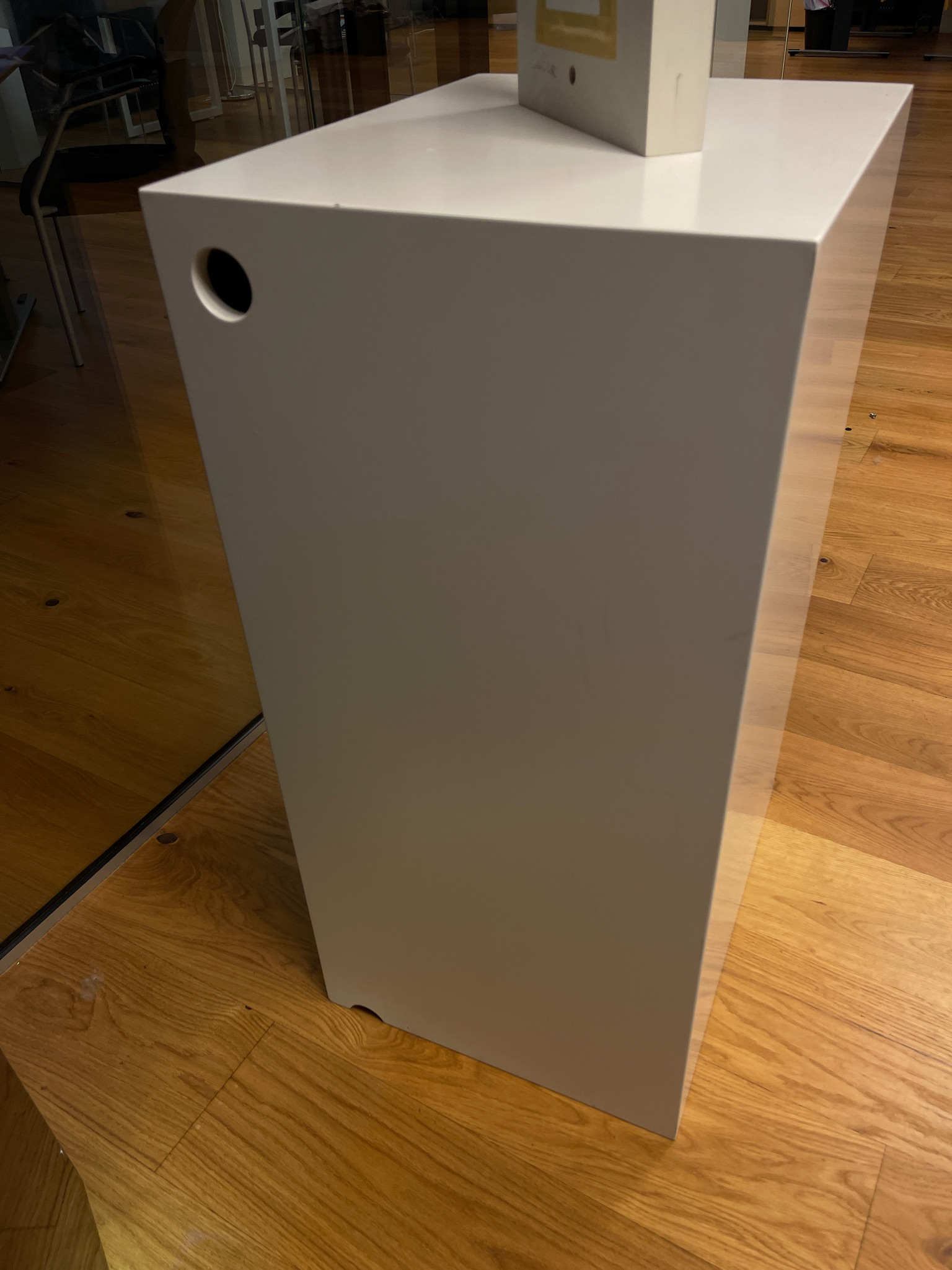 Selt/Endurnýtt-Sýningarbox hvítt 50x40xH85sm 3