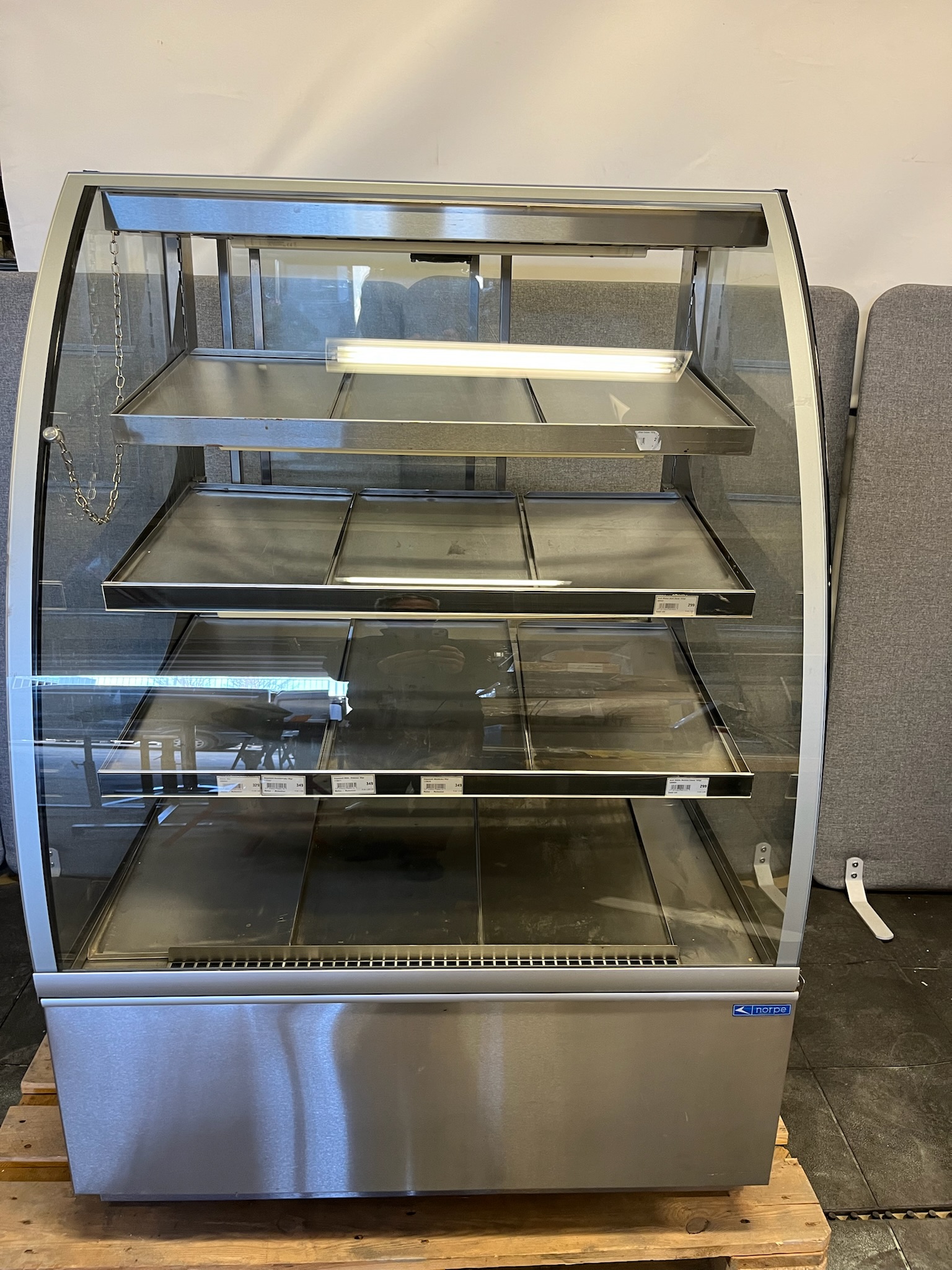 SELT / SOLD Norpe hitaskápur, B90 x D75 x H135 sm. 3