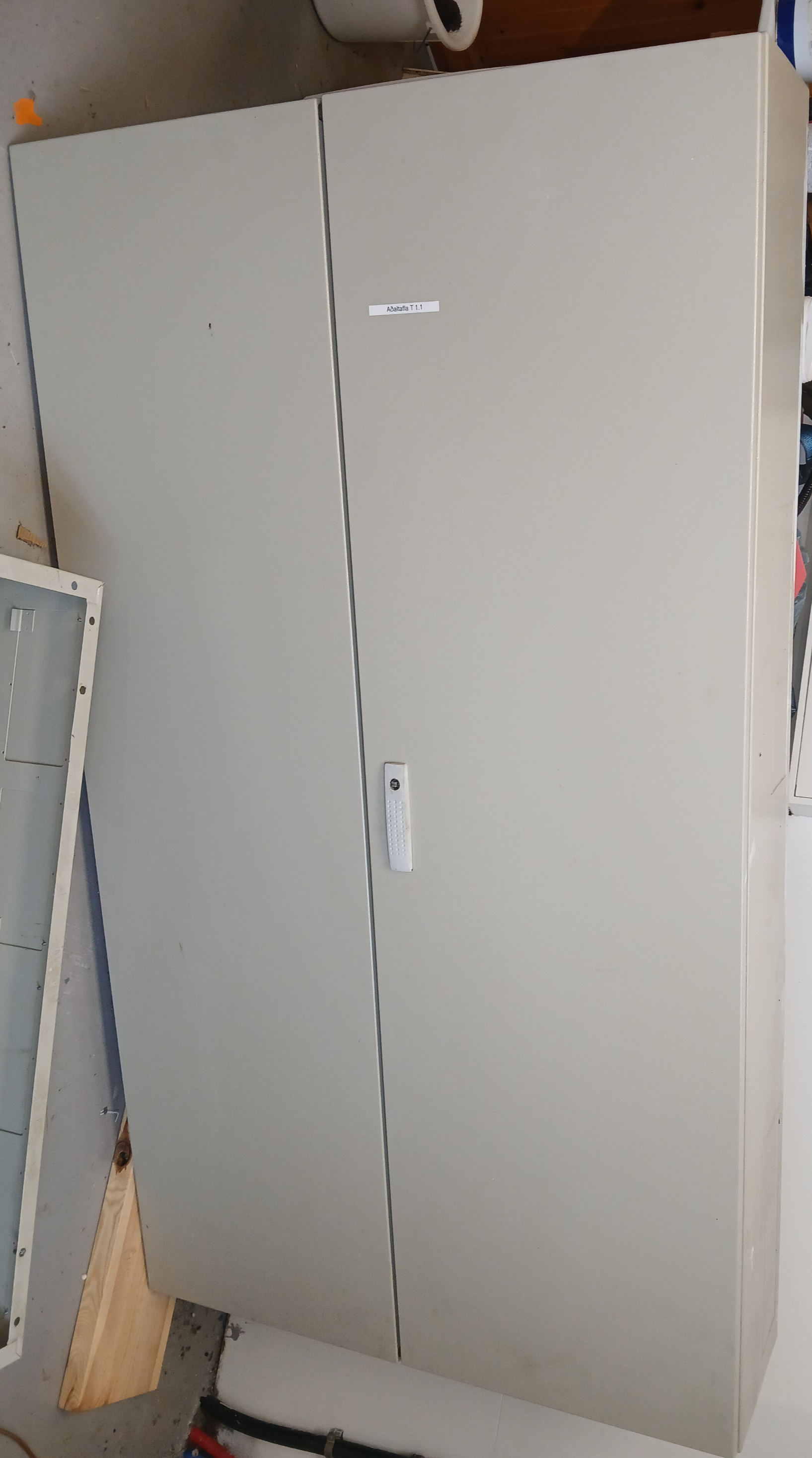 SELT / SOLD Rafmagnstafla 185 sm.