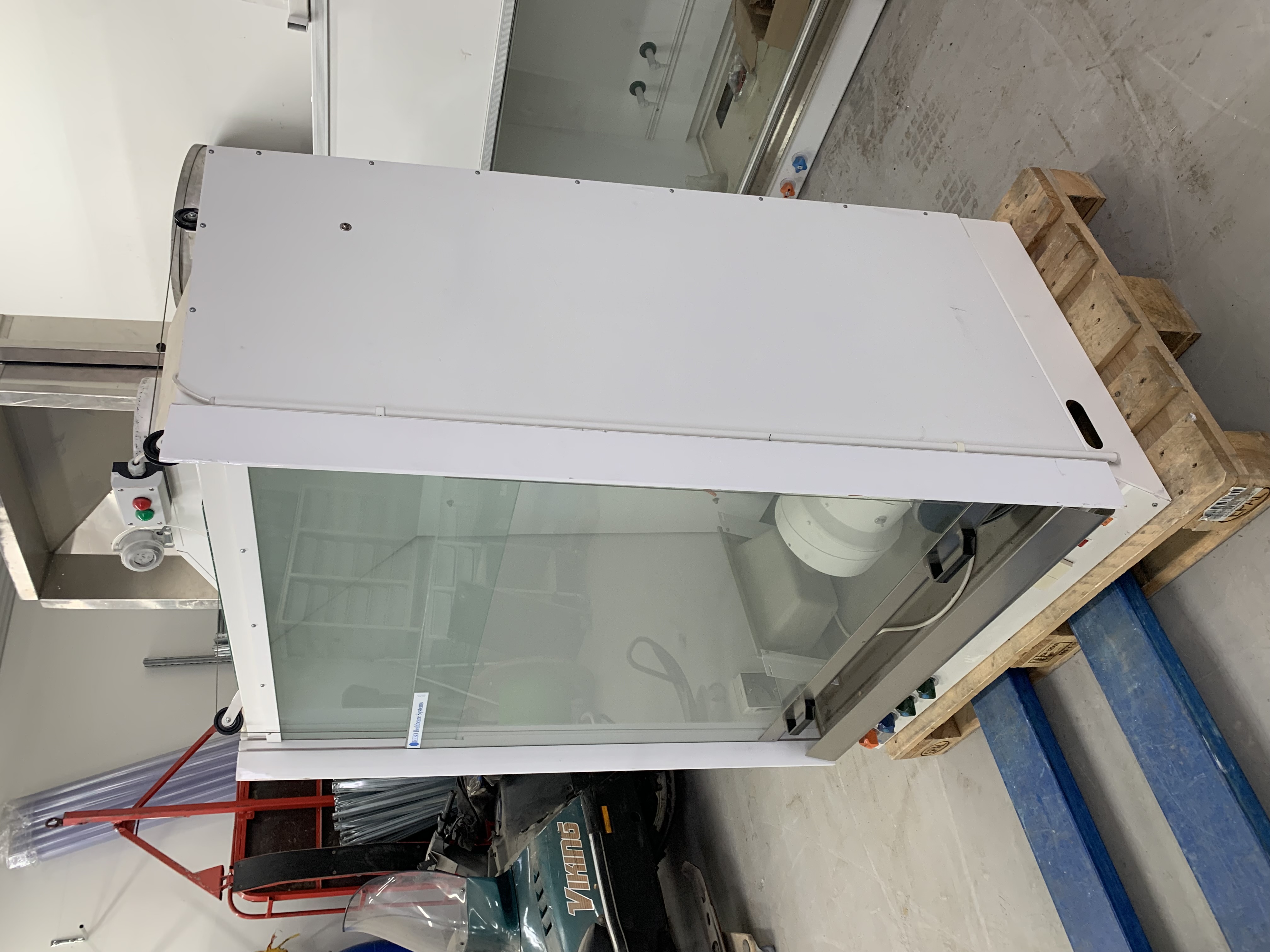 SELT / SOLD KEBO Stinkskápur / Fume cupboard nr. 1. 180sm 3