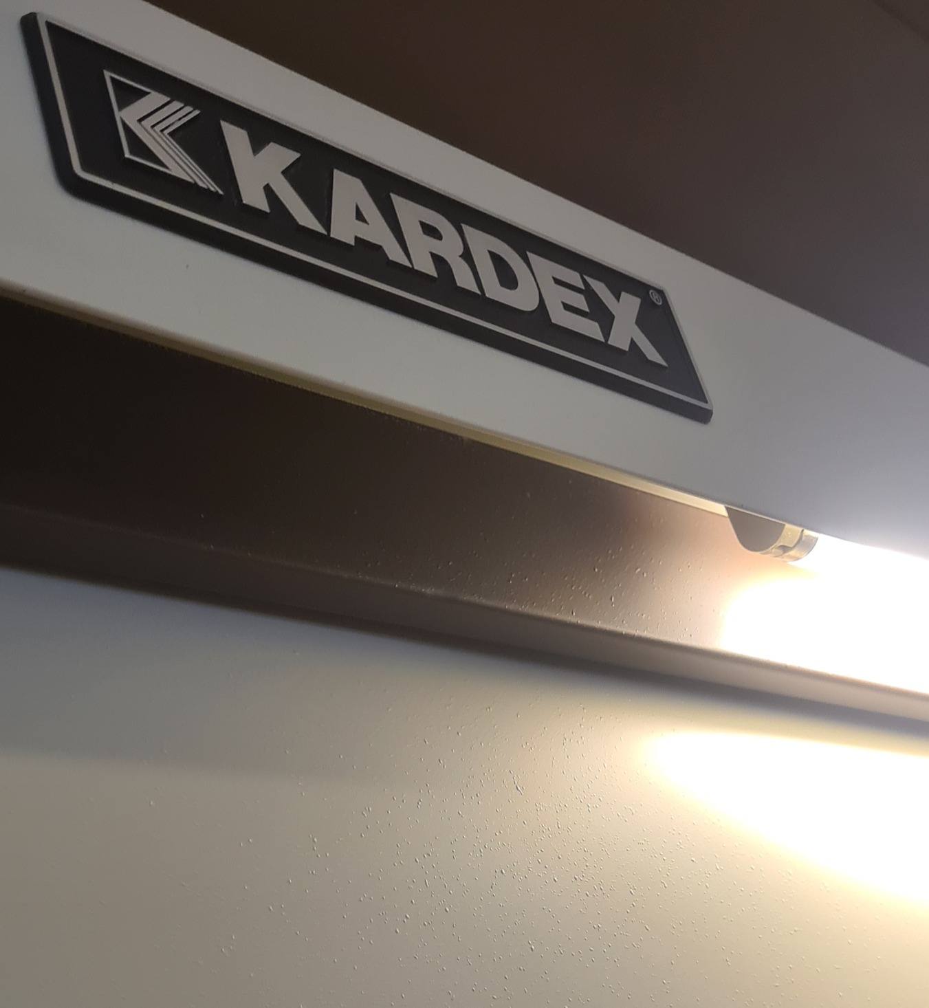 Selt/Endurnýtt-Kardex lagerhillukerfi / rúlluhillur - MYNDBAND 8