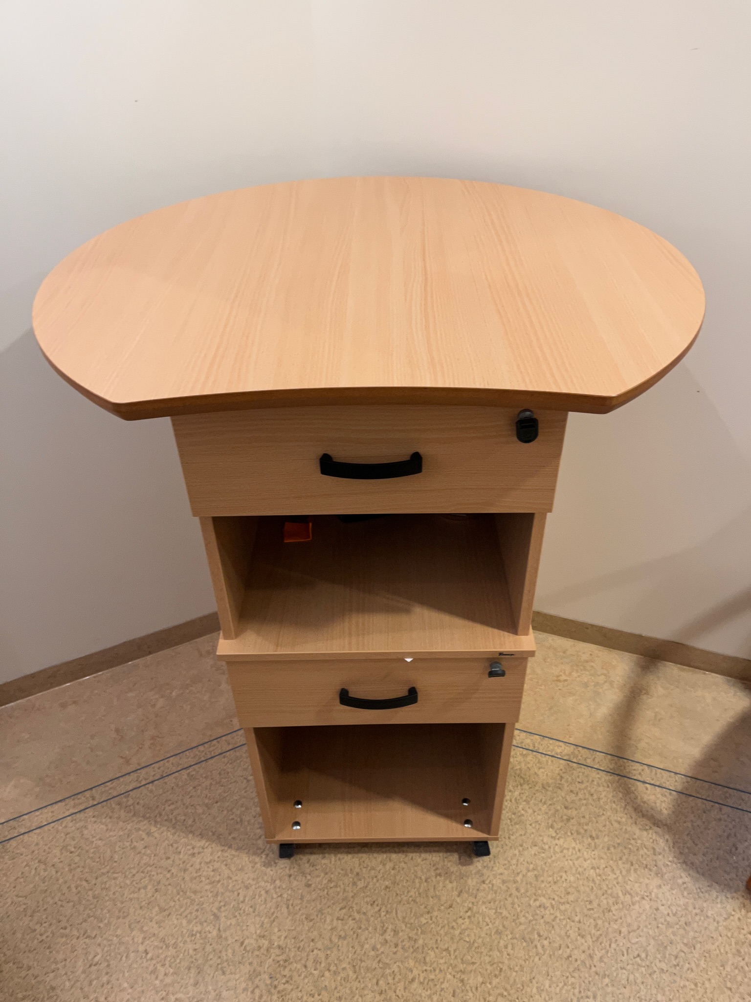 SELT / SOLD Ræðupúlt frá Kinnarps