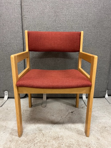 SELT / SOLD Viðarstóll með tausetu