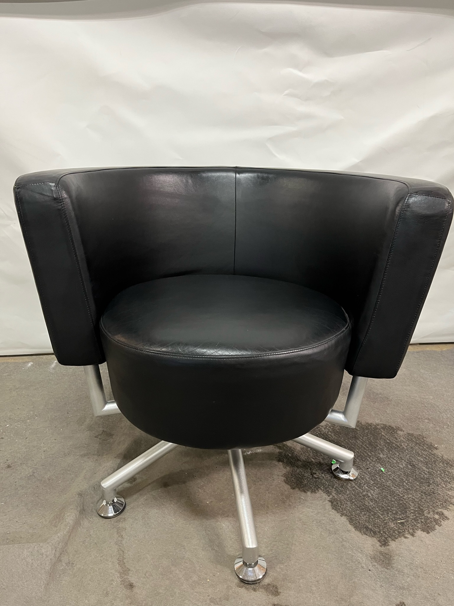 SELT / SOLD Vandaður armstóll - leður (2 stk.)