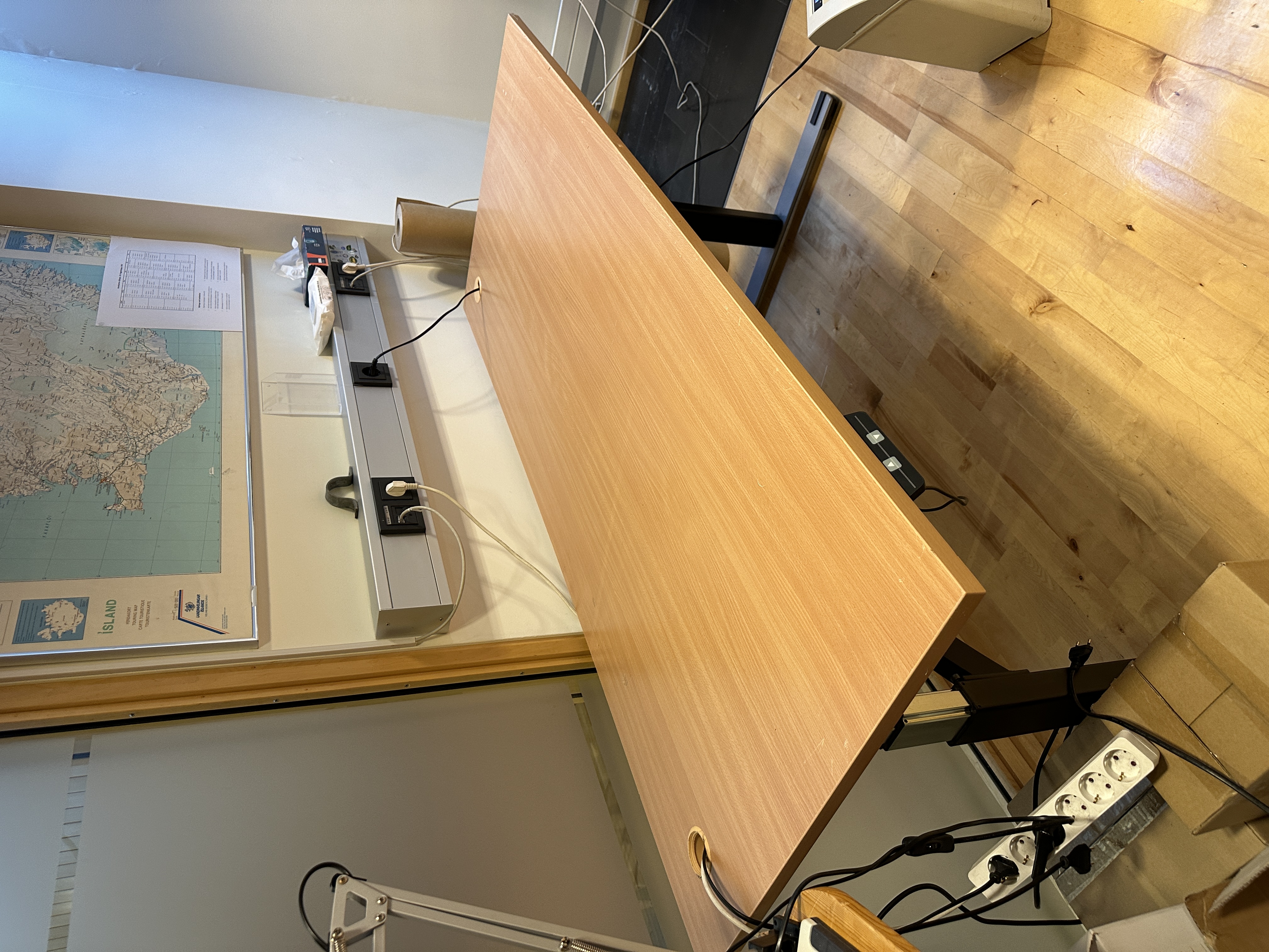 SELT / SOLD Dencon rafmagnsborð frá Pennanum, B200xD80sm. - Alþingi