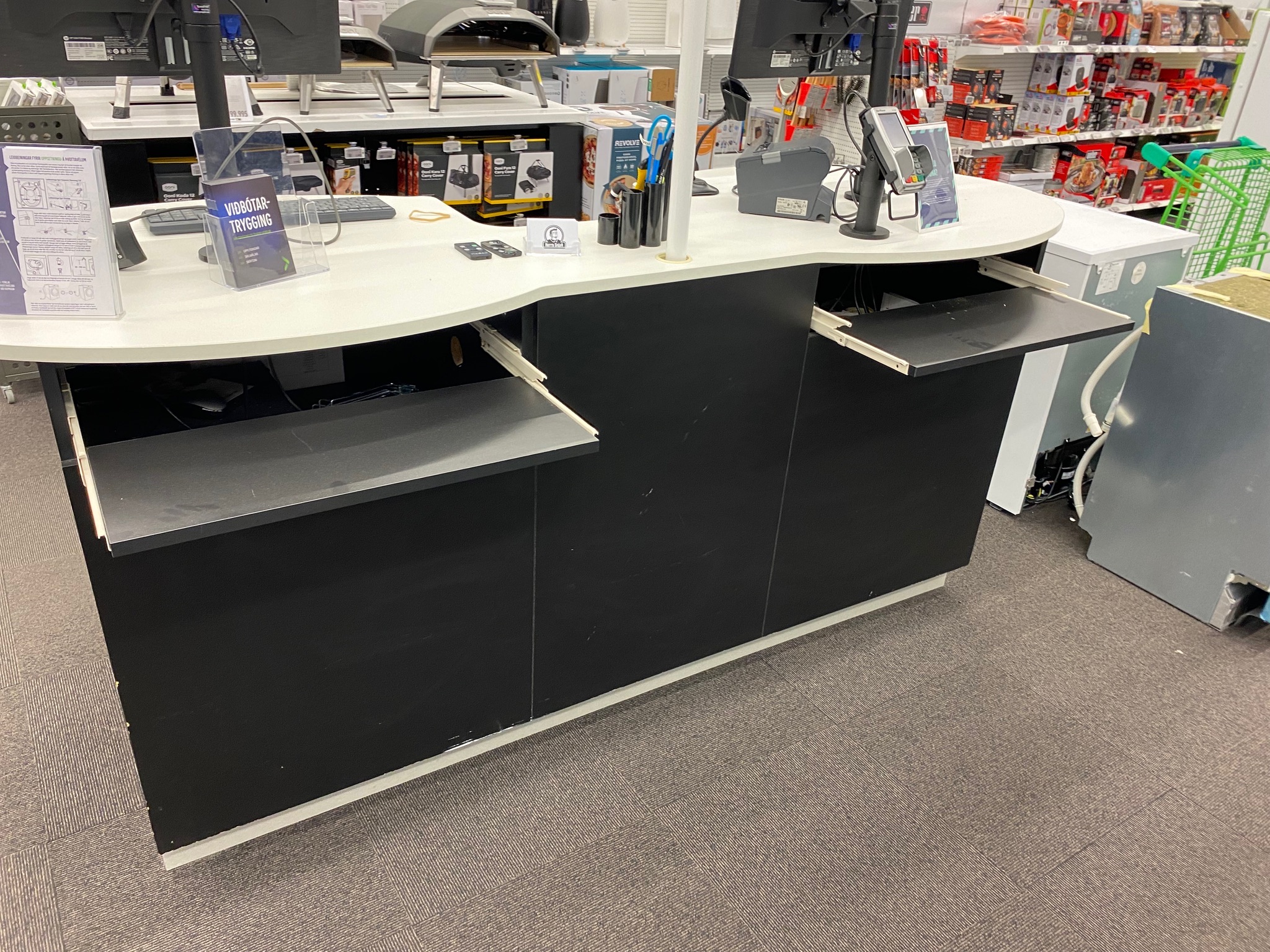 SELT / SOLD Afgreiðslustöðvar fyrir 2 starfsmenn, B245 x D80 x H103 sm. (5 stk.) 3
