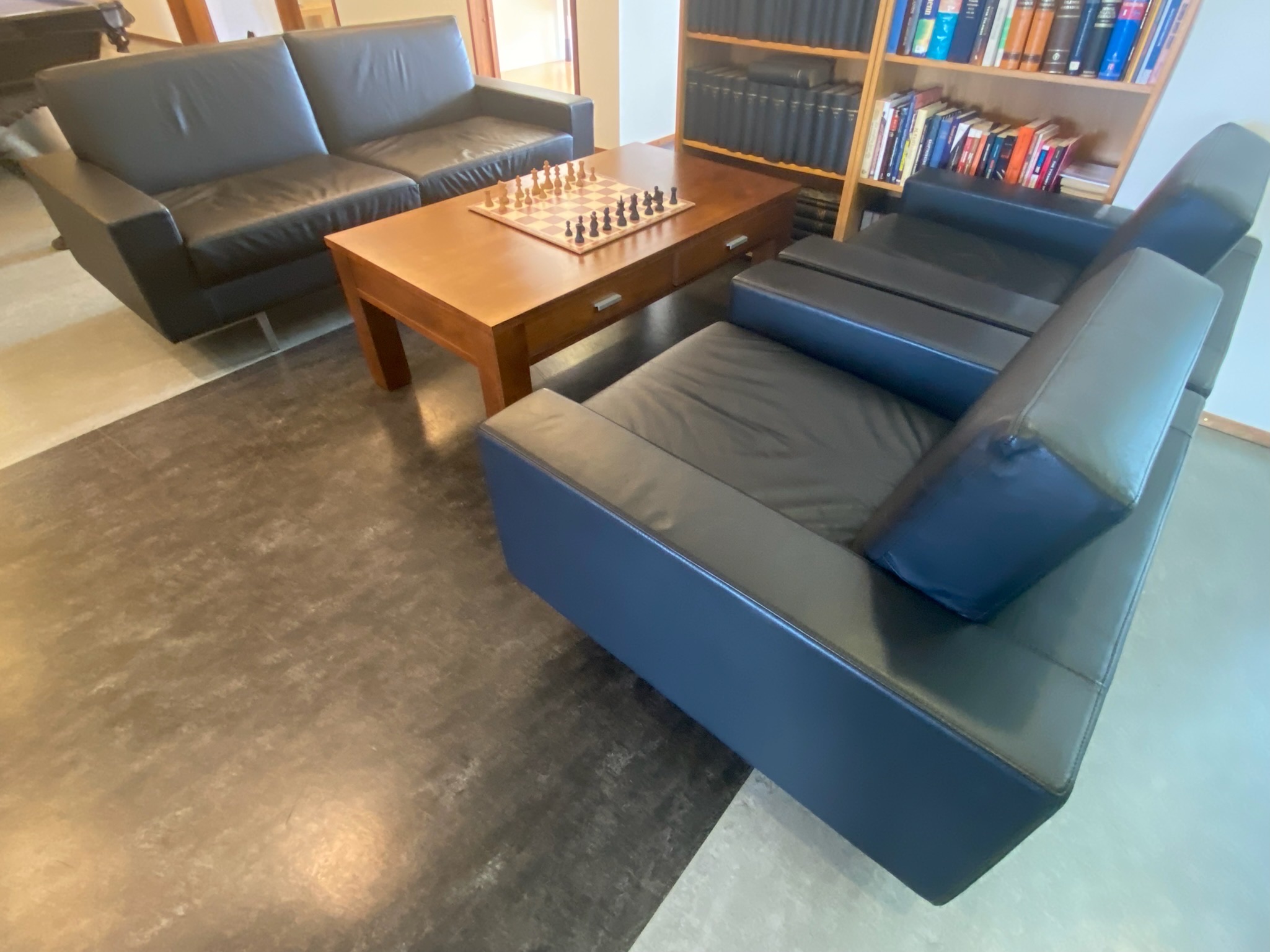 SELT / SOLD Leðursófasett 2+1+1- Alþingi 3