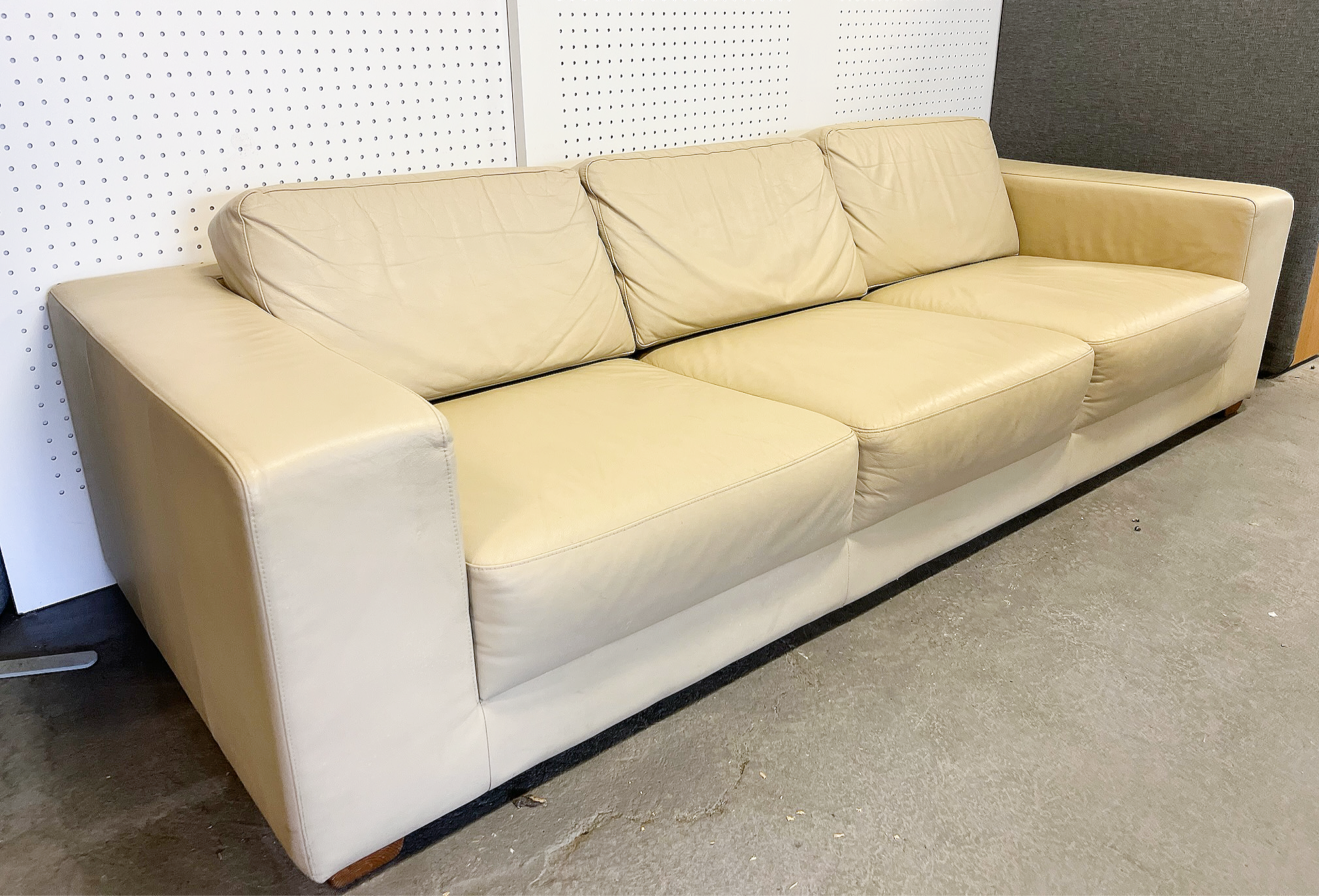 SELT / SOLD Leðursófi beige 3ja sæta, B245xD95sm.