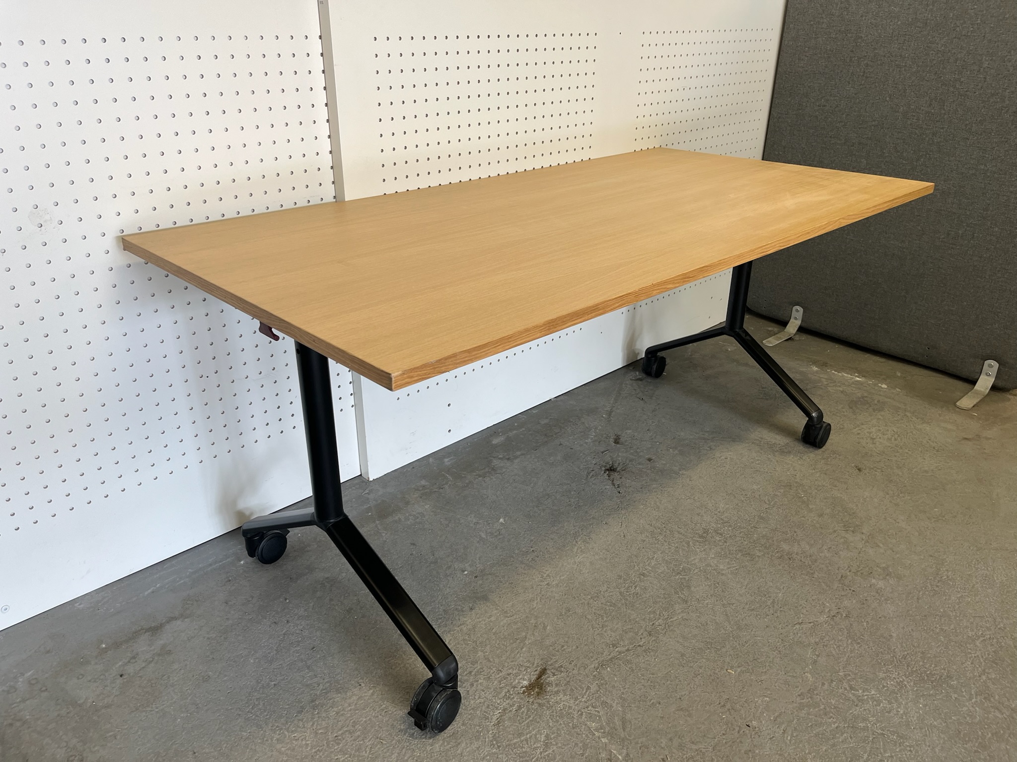 SELT / SOLD Nowy Styl felliborð á hjólum frá Hirzlunni, B160xD80sm.