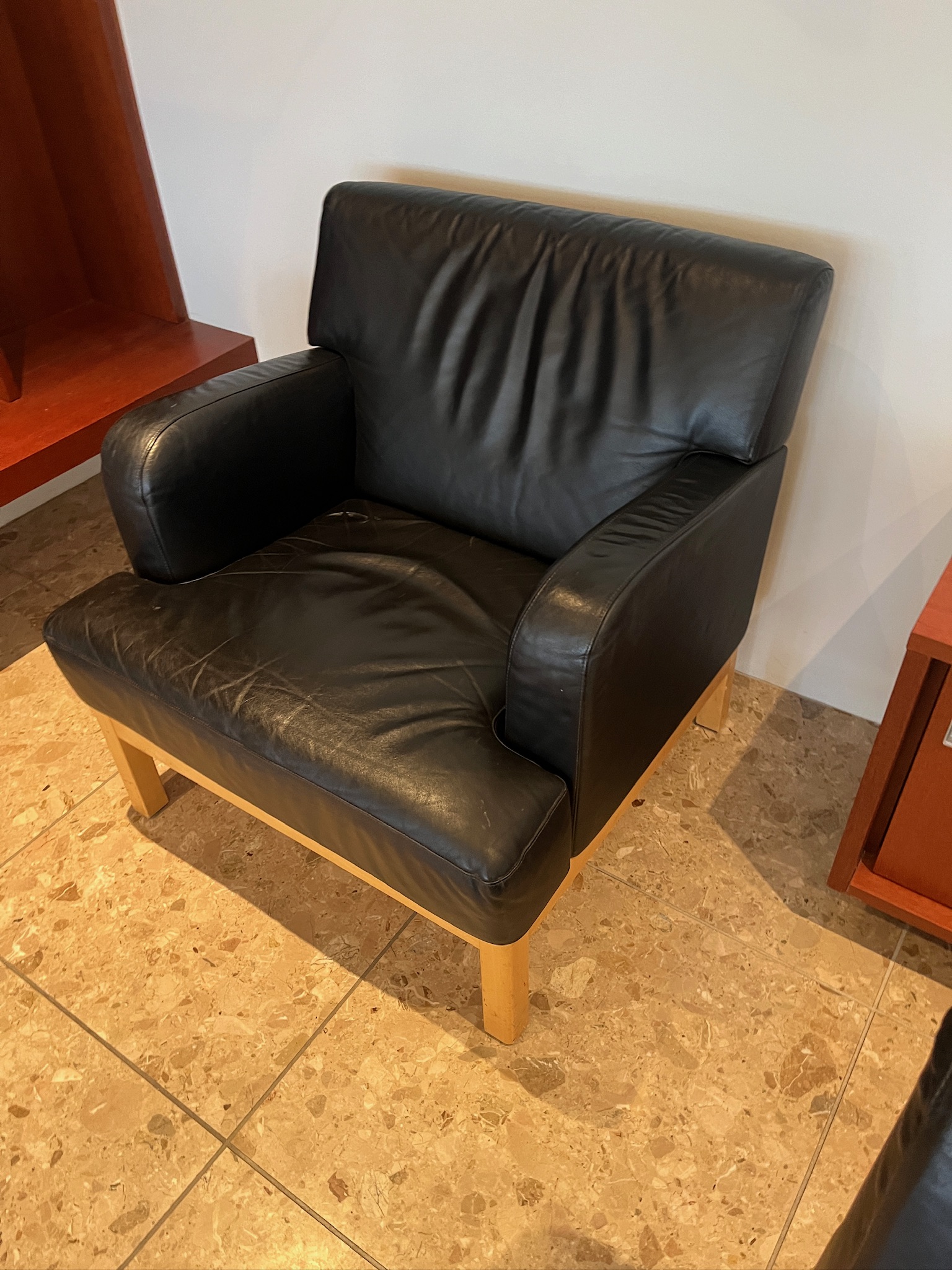 SELT / SOLD Sænskur Kinnarps leðurarmstóll