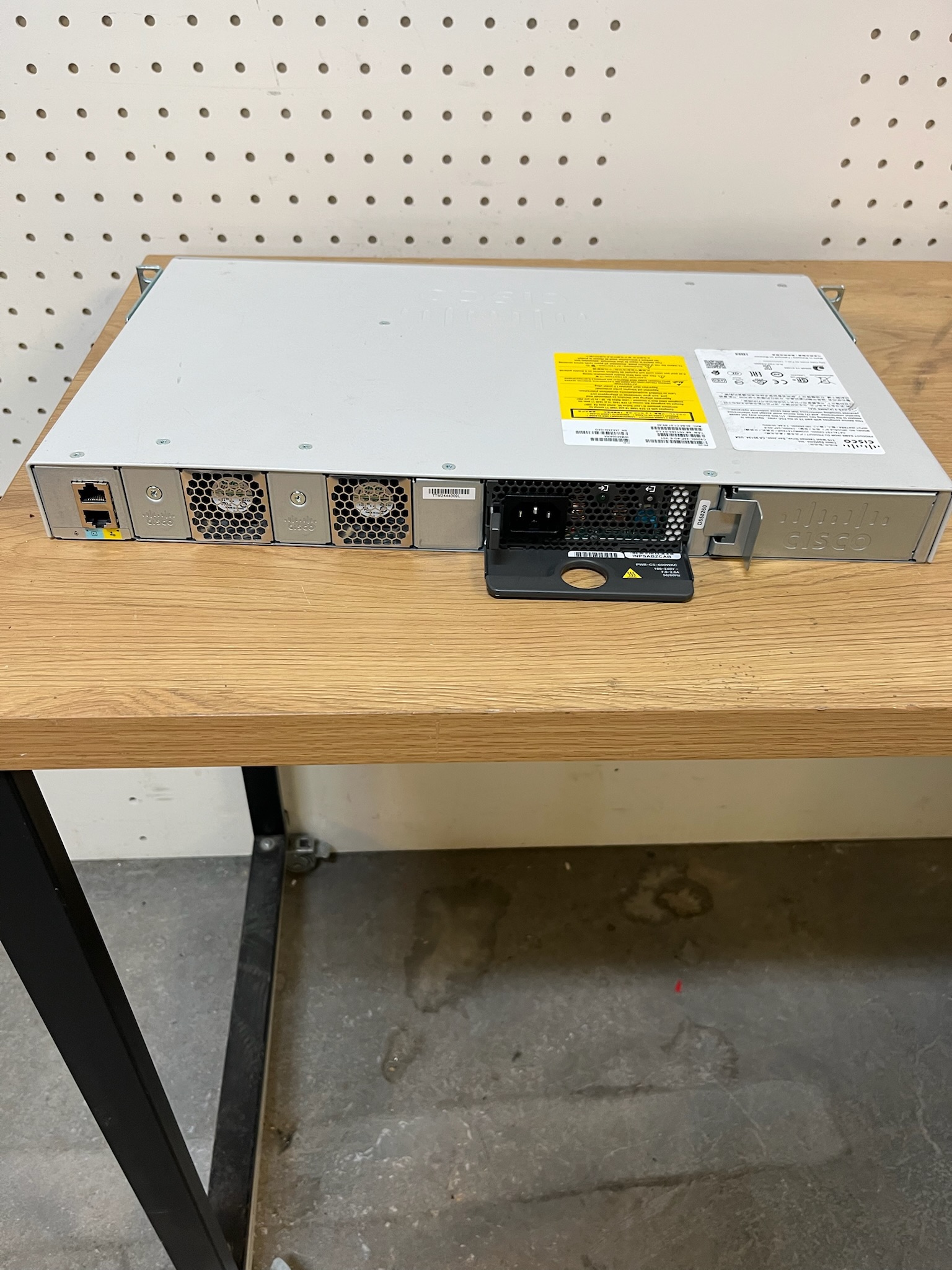 SELT / SOLD Cisco Catalyst C9200L-24P-4G-E switch - Play 3