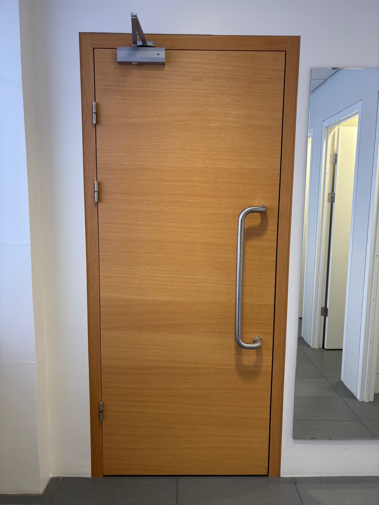 SELT / SOLD Yfirfelld, hljóðeinangrandi viðarhurð með pumpu, H215xB98 sm. 10