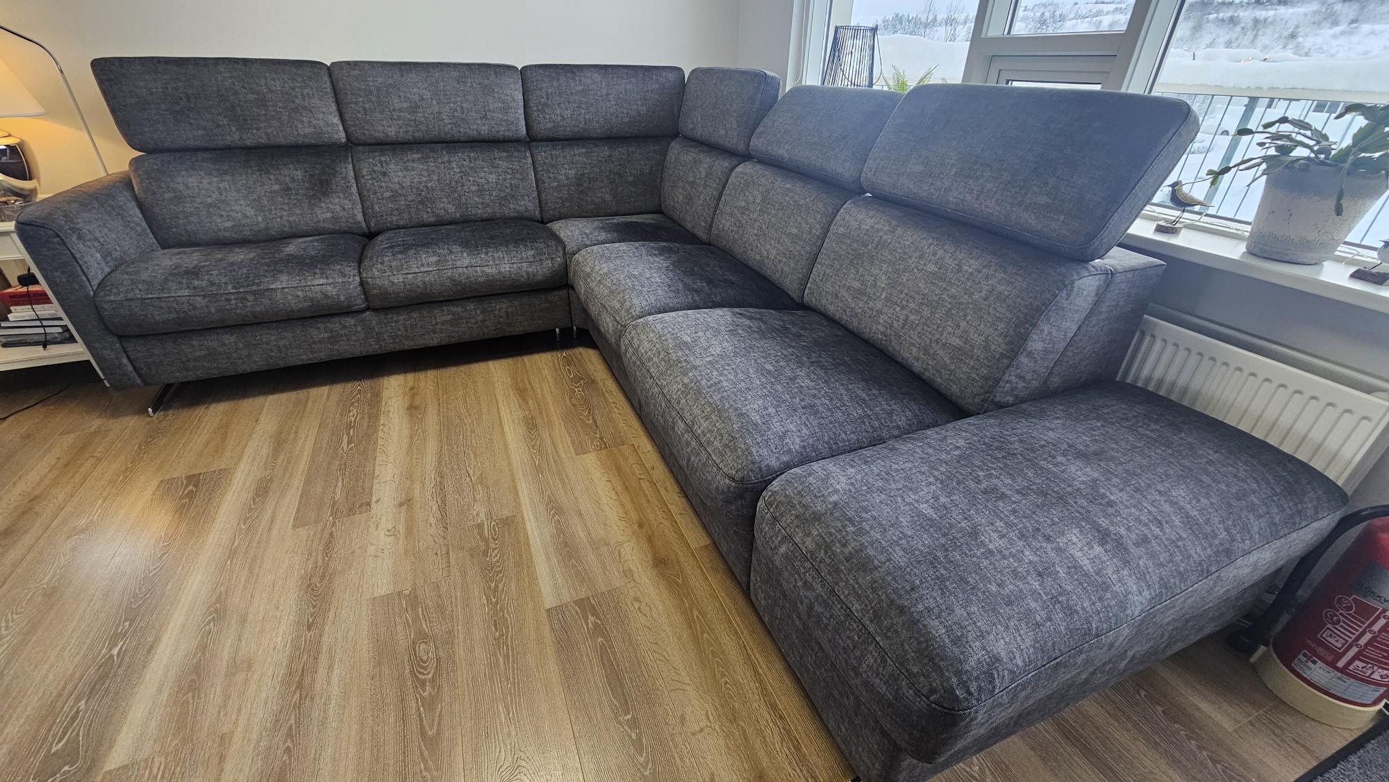 Ítalskur sérsmíðaður sófi með microfiber áklæði frá LÚR 2025 3