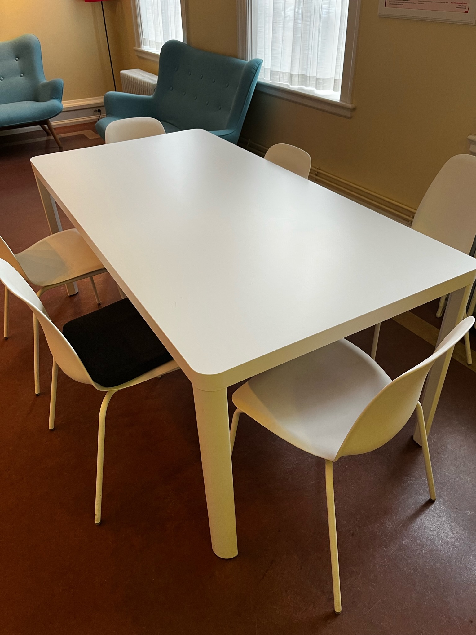 SELT / SOLD - Eldhúsborð fyrir kaffistofuna
