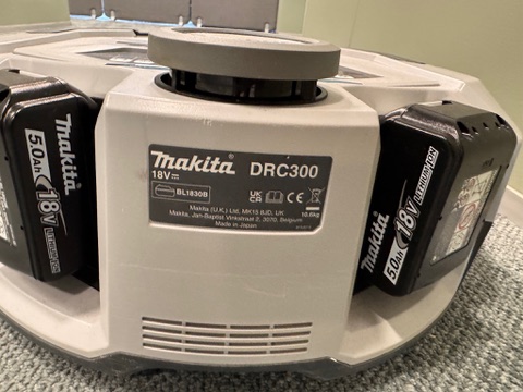 SELT / SOLD Makita ryksuguróbot með hleðslutæki og fjarstýringu 7
